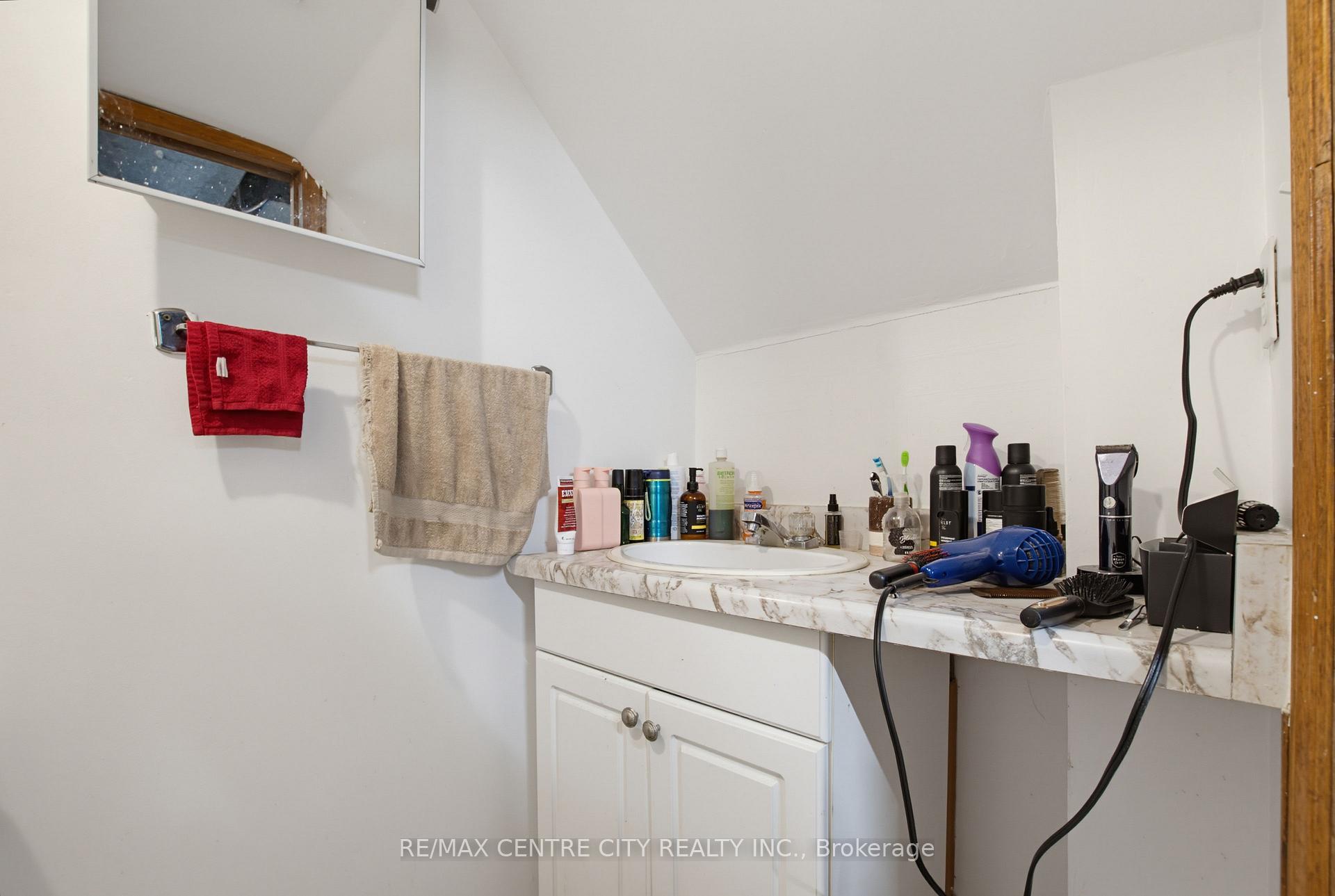 Photo 18 of 581 Deveron Crescent, London, South T — HOMEH