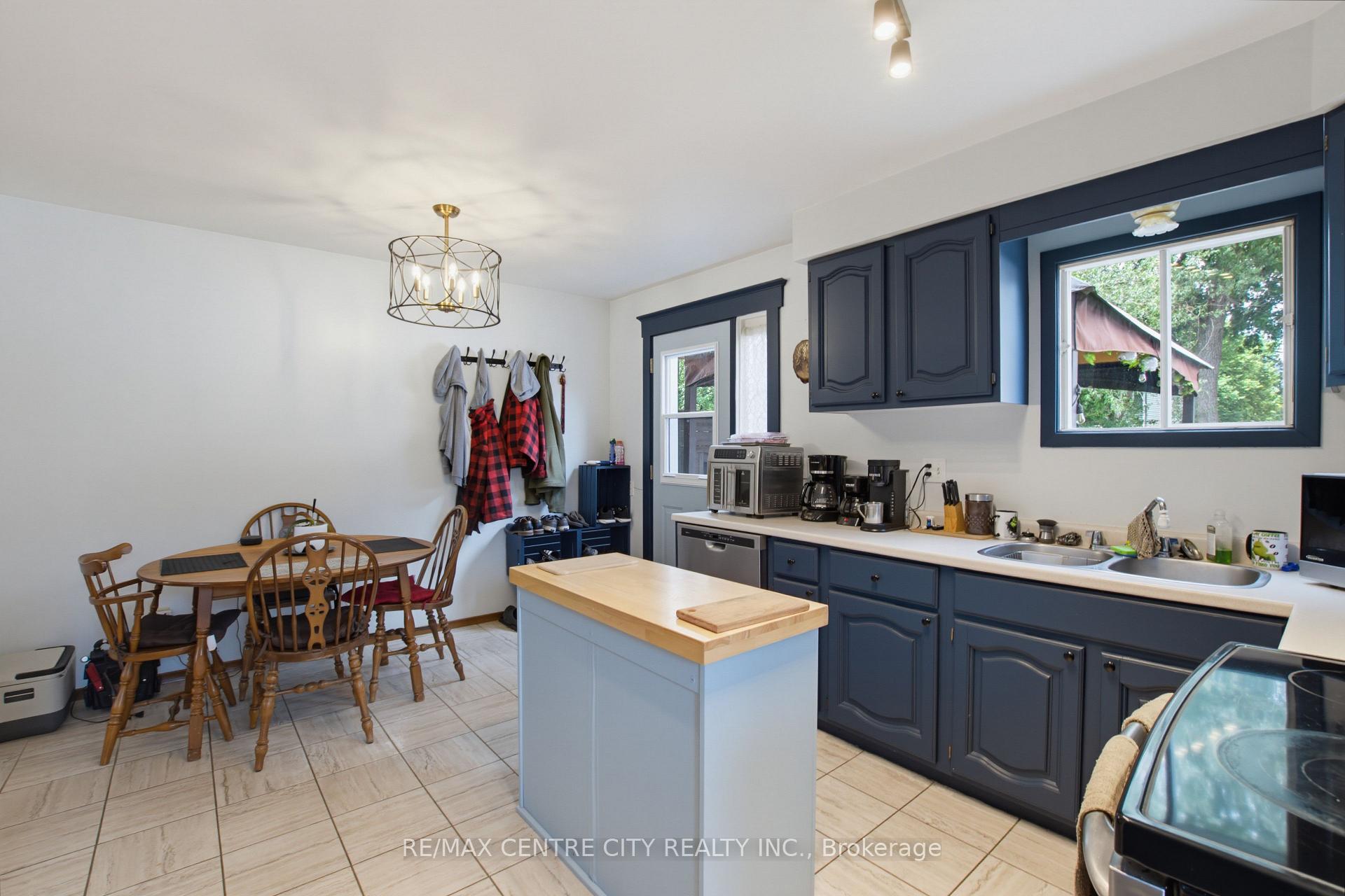 Photo 21 of 581 Deveron Crescent, London, South T — HOMEH