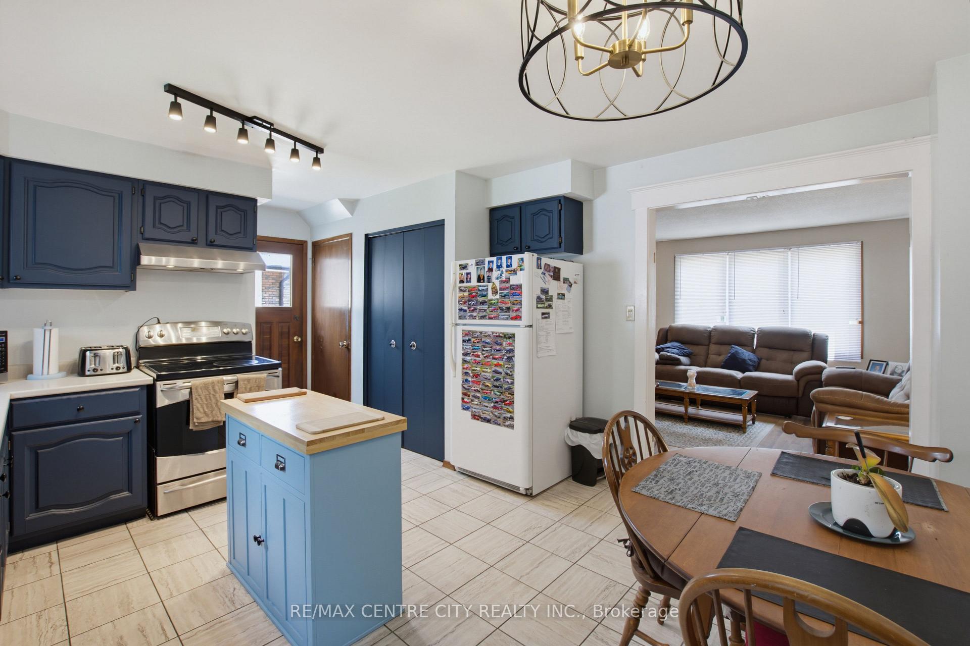 Photo 22 of 581 Deveron Crescent, London, South T — HOMEH