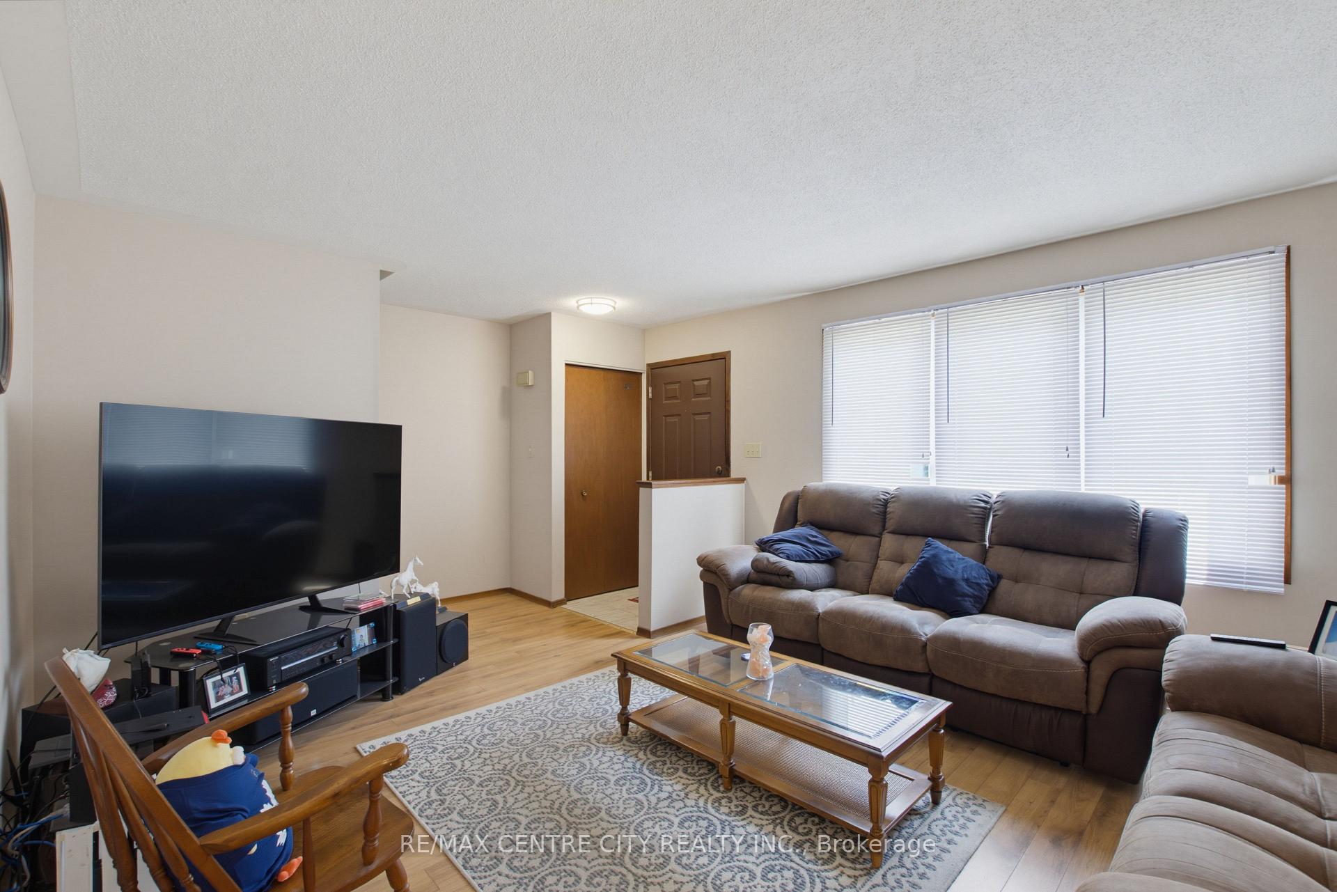 Photo 23 of 581 Deveron Crescent, London, South T — HOMEH