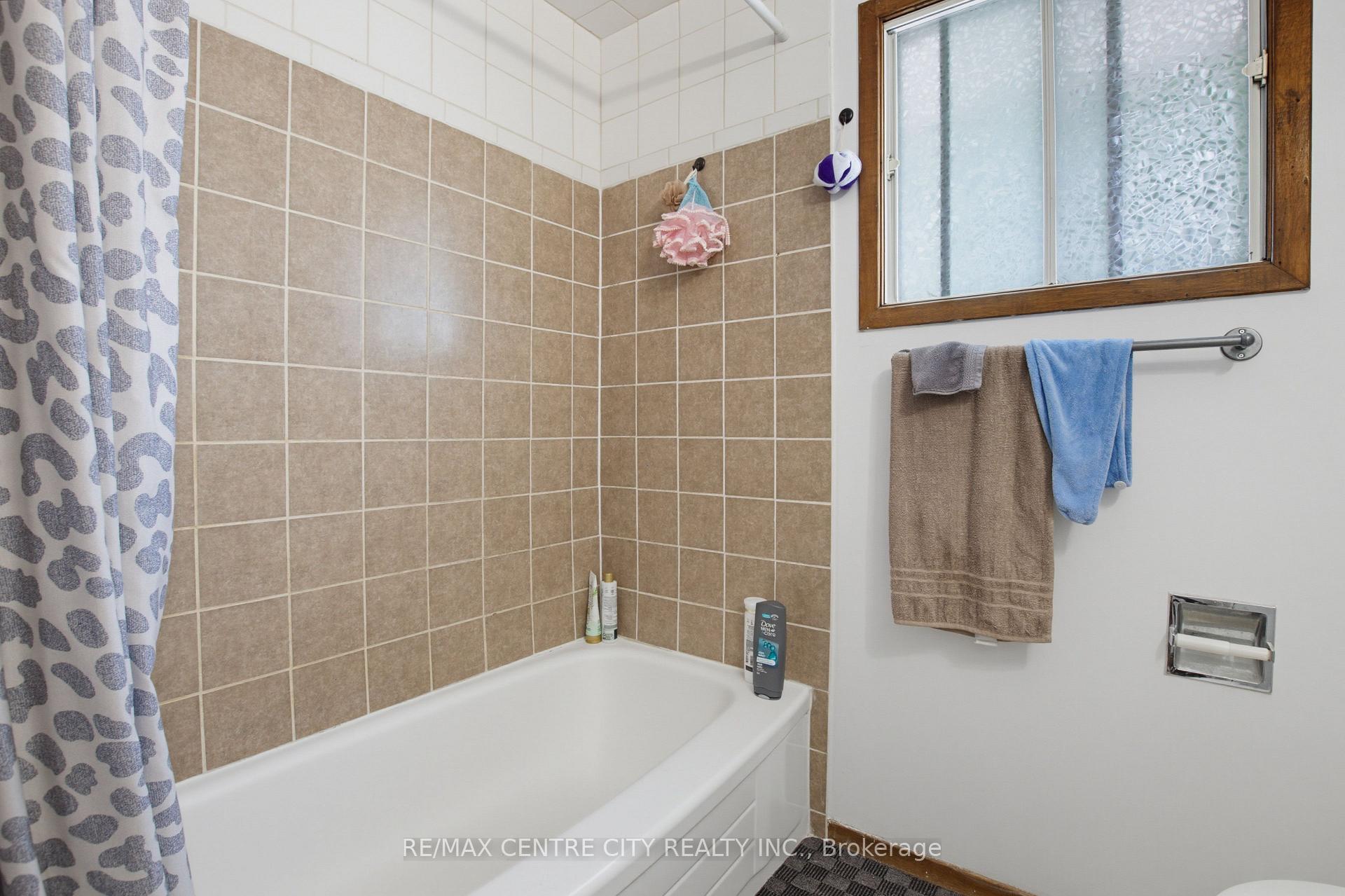 Photo 25 of 581 Deveron Crescent, London, South T — HOMEH