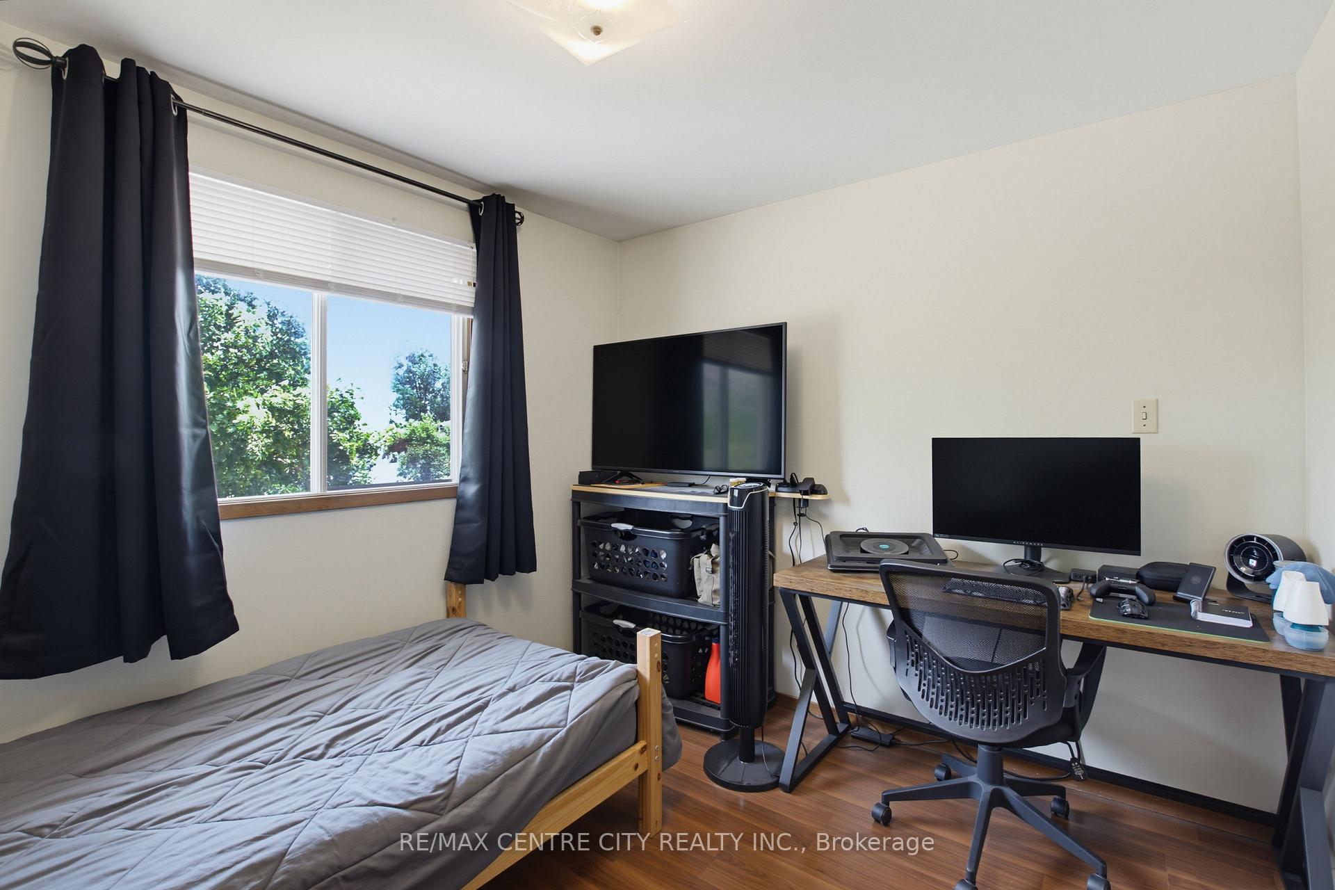 Photo 28 of 581 Deveron Crescent, London, South T — HOMEH