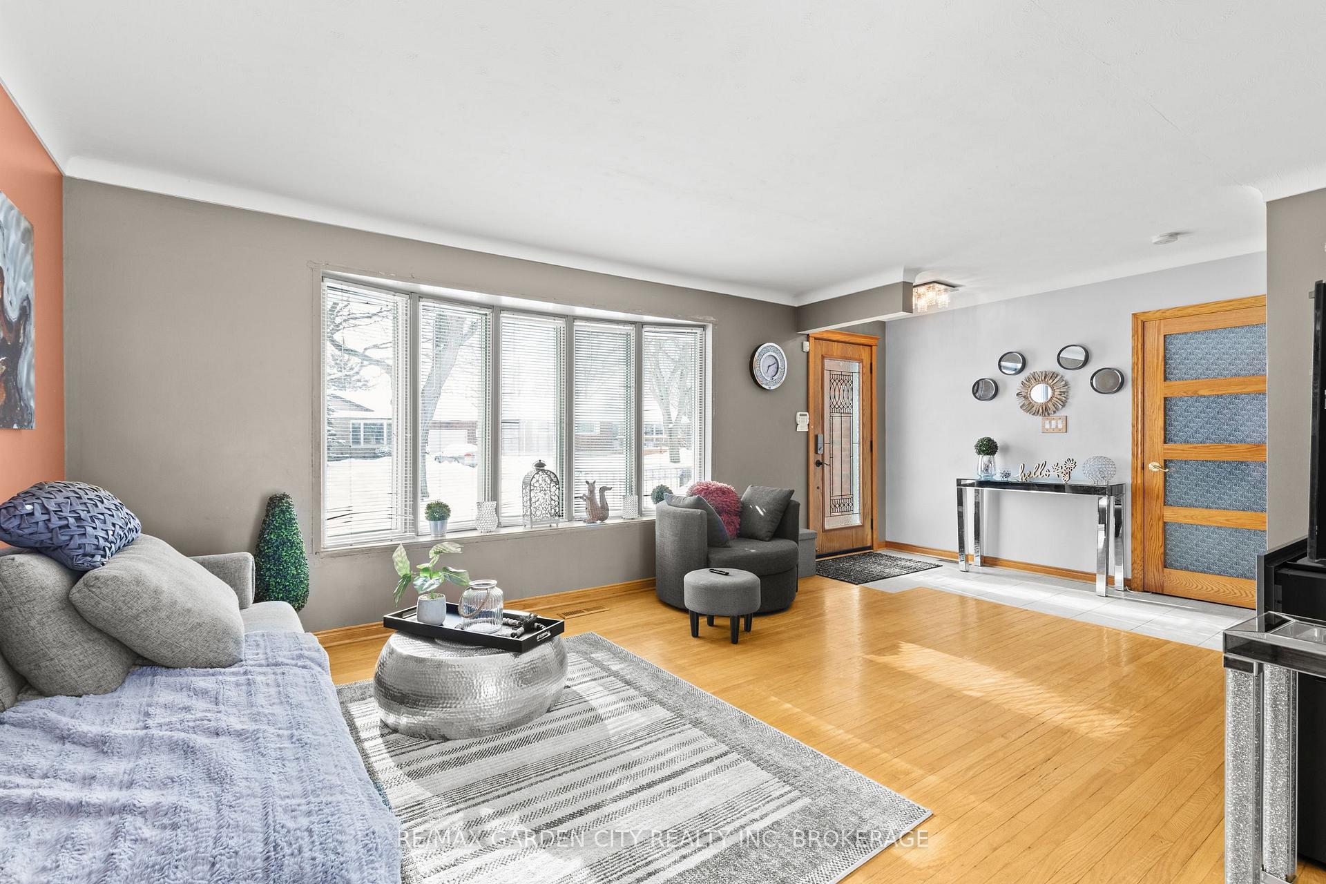 Photo 4 of 8842 Roosevelt Street, Niagara Falls, Chippawa — HOMEH