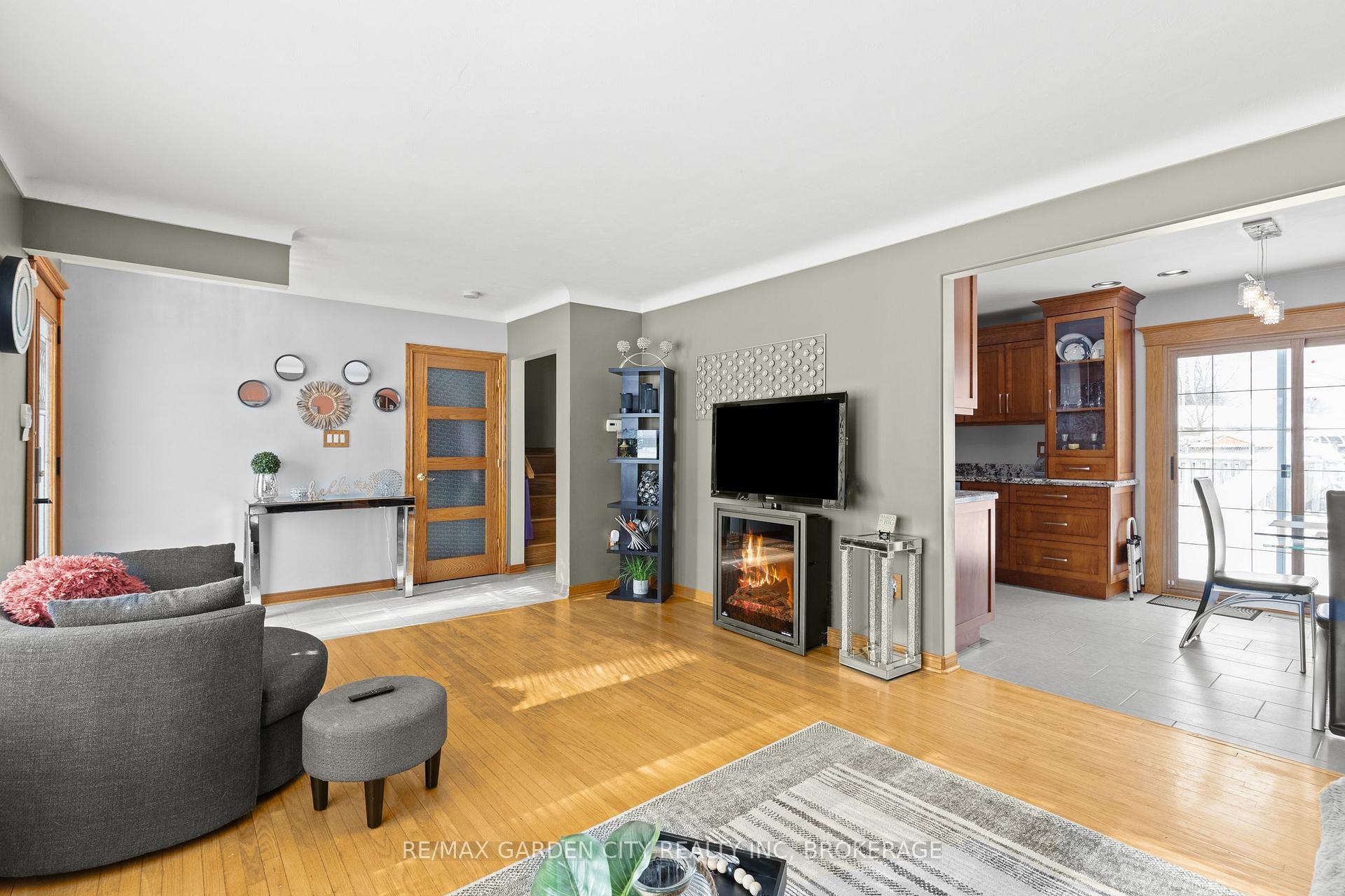 Photo 5 of 8842 Roosevelt Street, Niagara Falls, Chippawa — HOMEH