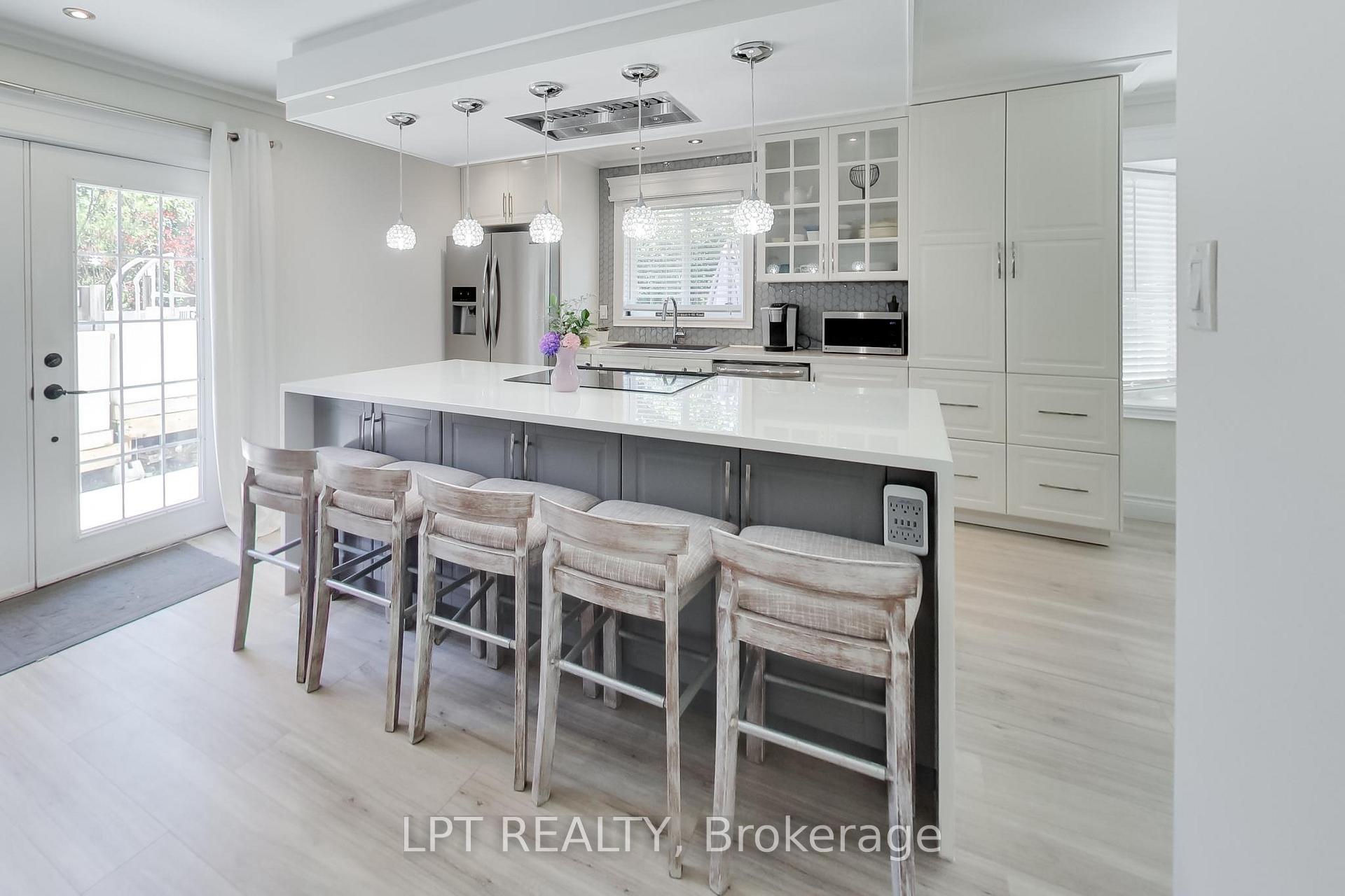 Photo 2 of 2482 Snowhill Court, Burlington, Brant Hills — HOMEH