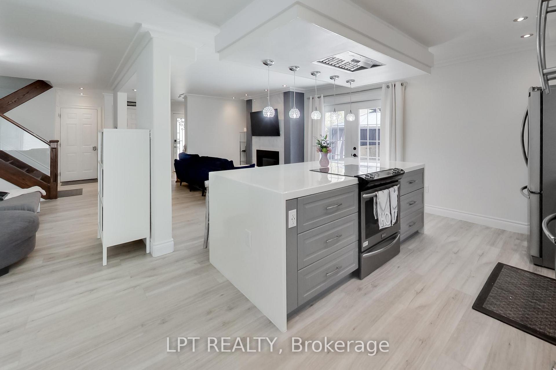 Photo 11 of 2482 Snowhill Court, Burlington, Brant Hills — HOMEH