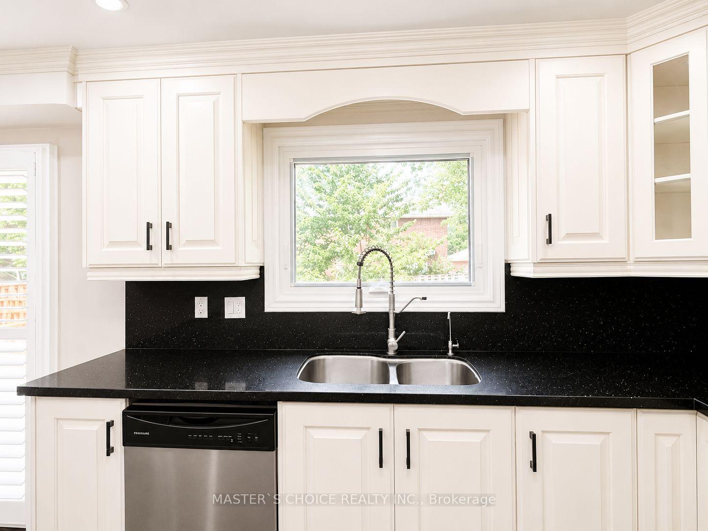 Photo 12 of 212 Fincham Avenue, Markham, Markham Village — HOMEH