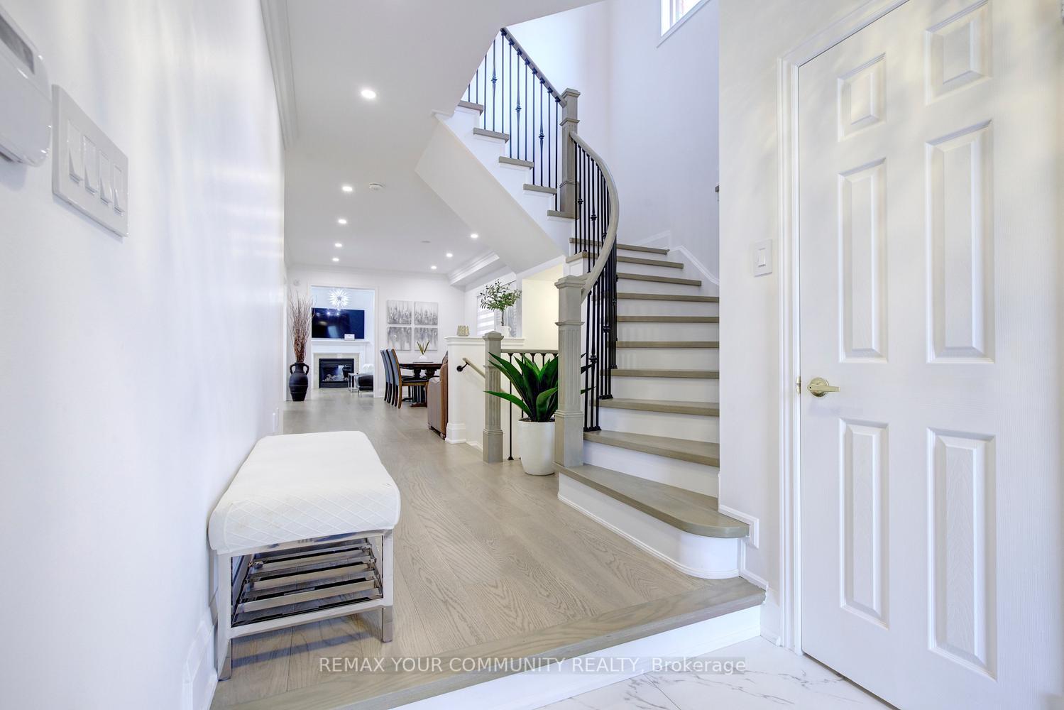 Photo 4 of 16 Muret Crescent, Vaughan, Patterson — HOMEH
