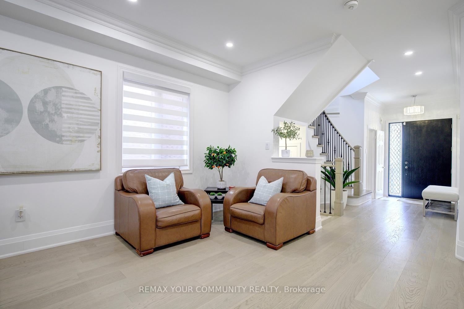 Photo 7 of 16 Muret Crescent, Vaughan, Patterson — HOMEH
