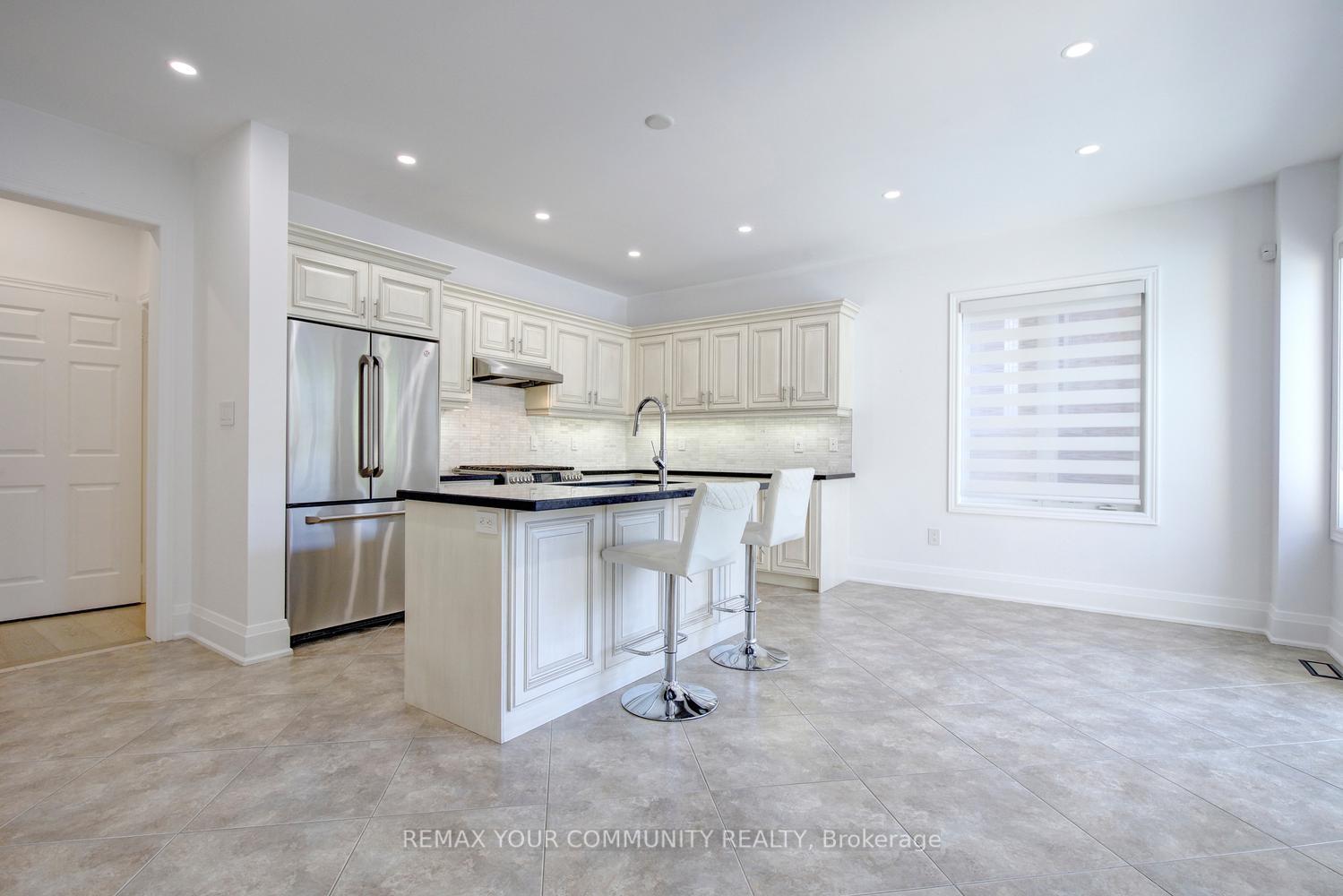 Photo 10 of 16 Muret Crescent, Vaughan, Patterson — HOMEH