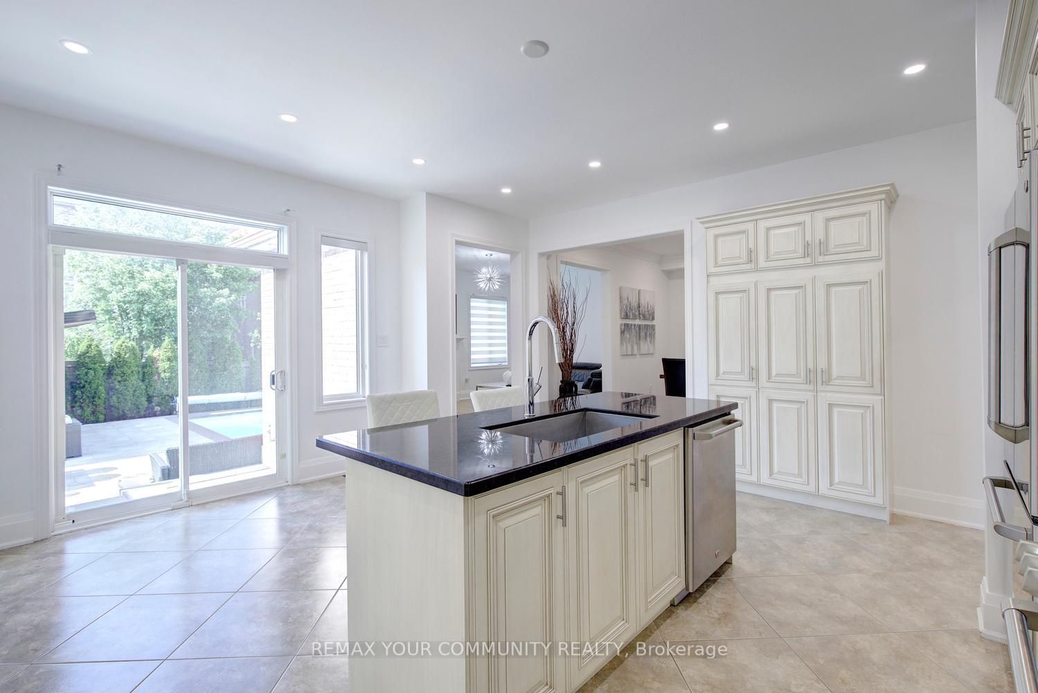 Photo 12 of 16 Muret Crescent, Vaughan, Patterson — HOMEH