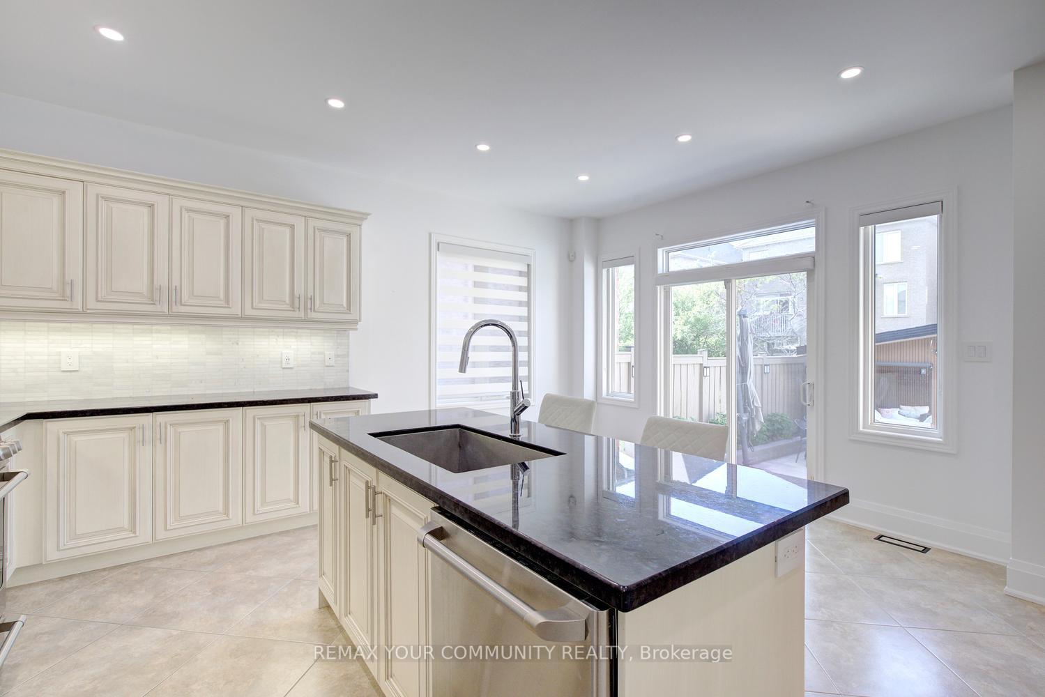 Photo 13 of 16 Muret Crescent, Vaughan, Patterson — HOMEH