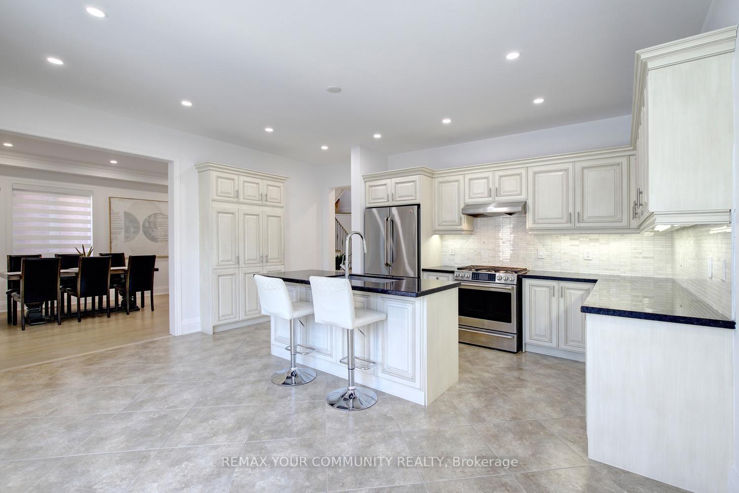 Photo 15 of 16 Muret Crescent, Vaughan, Patterson — HOMEH