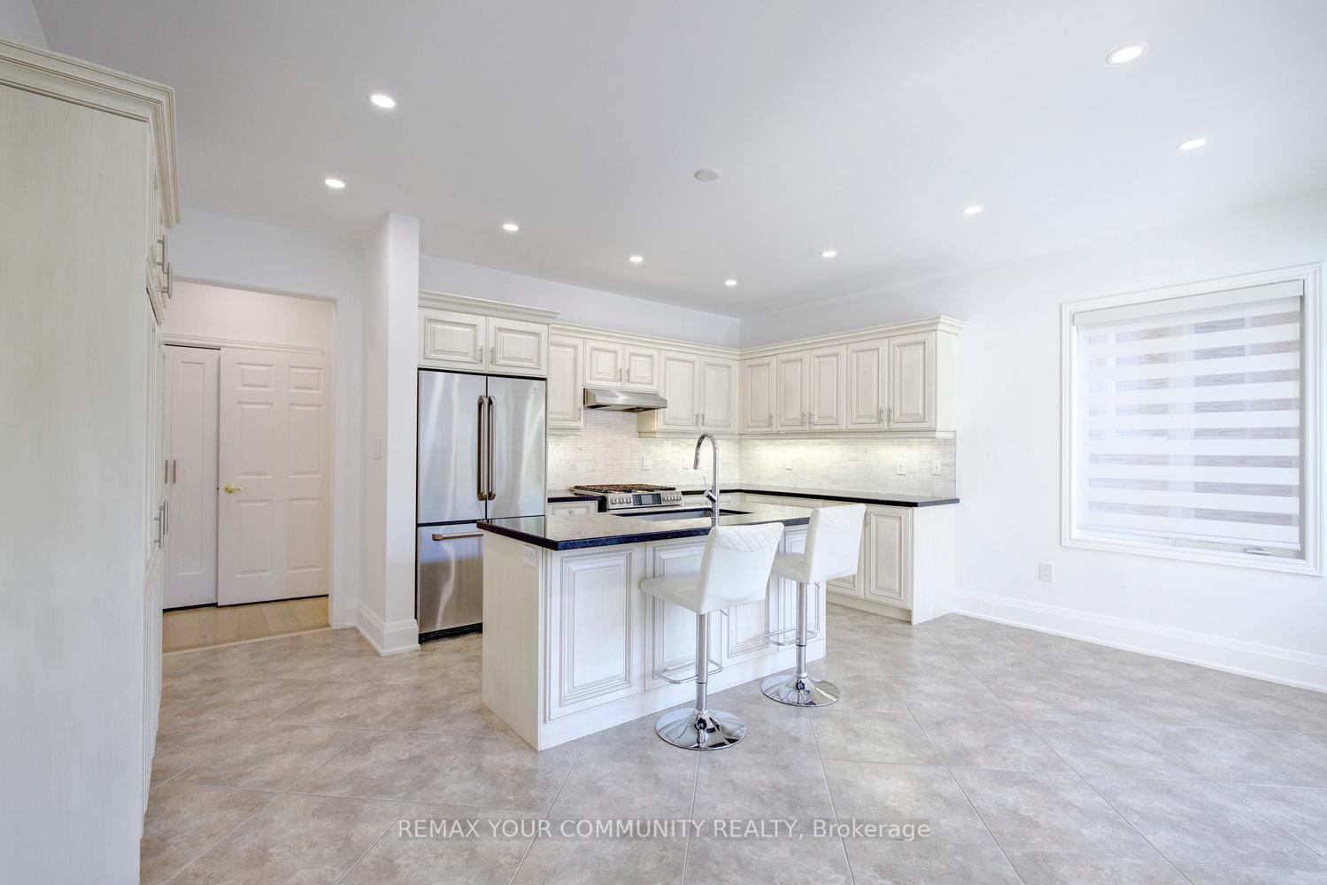 Photo 17 of 16 Muret Crescent, Vaughan, Patterson — HOMEH