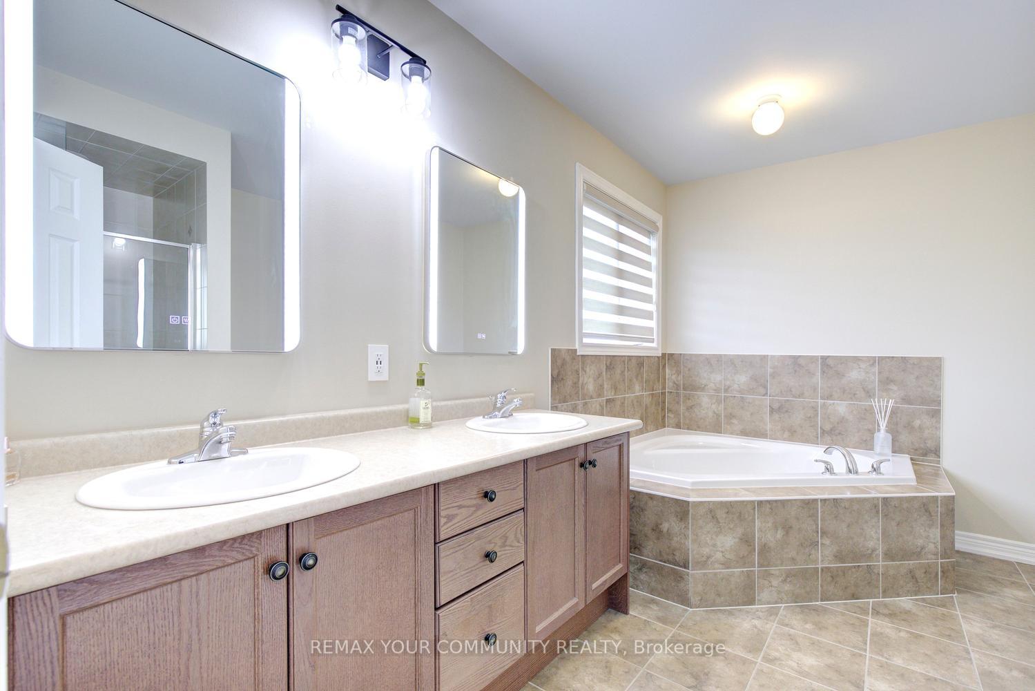 Photo 25 of 16 Muret Crescent, Vaughan, Patterson — HOMEH