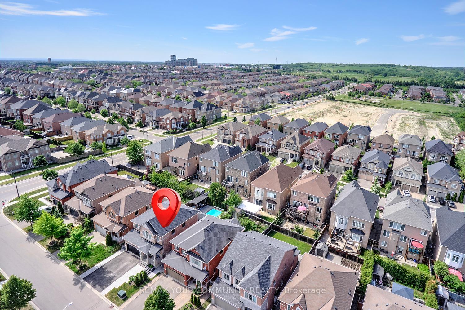 Photo 32 of 16 Muret Crescent, Vaughan, Patterson — HOMEH