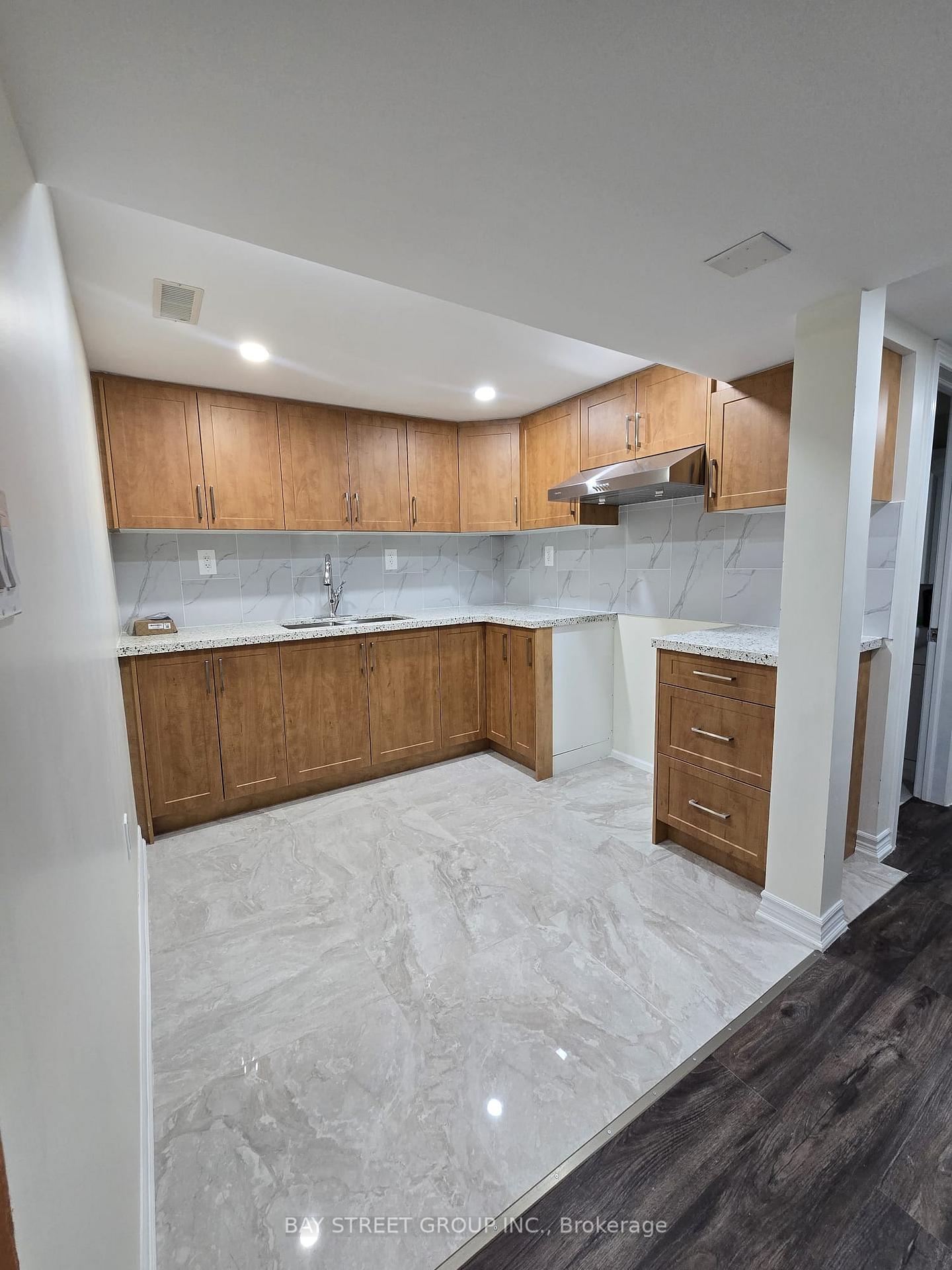 Photo 6 of 39 Decast Crescent, Markham, Box Grove — HOMEH