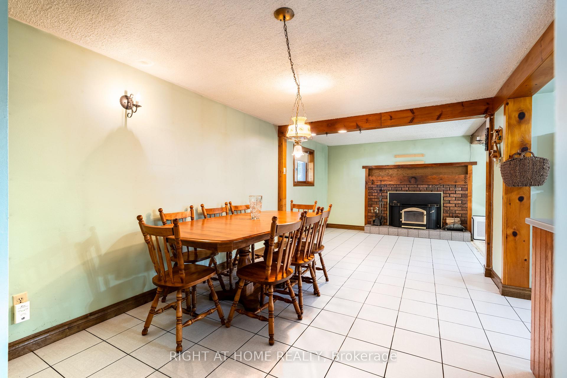 Photo 5 of 25 William Avenue, Wasaga Beach — HOMEH