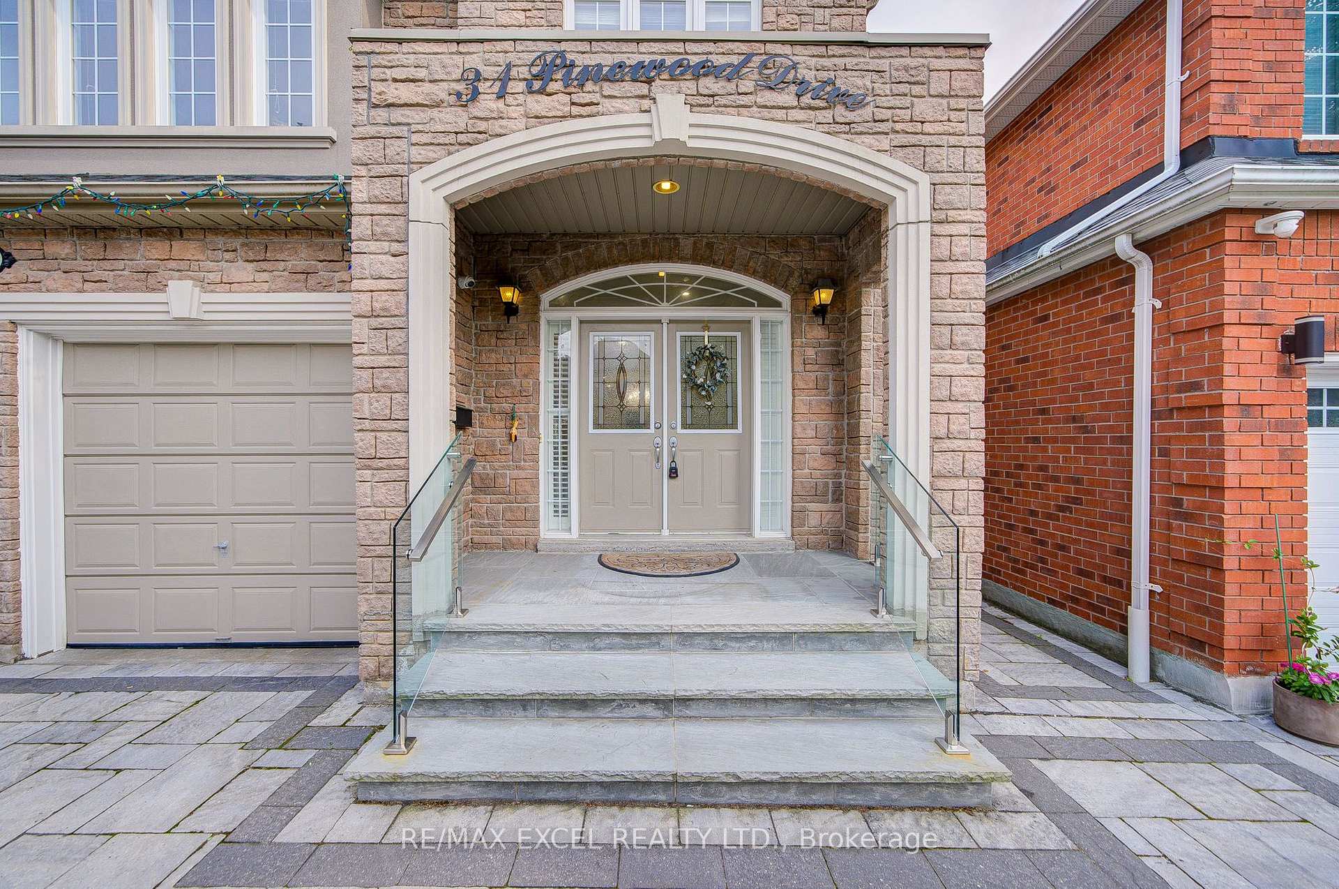 Photo 4 of 31 Pinewood Drive, Vaughan, Crestwood-Springfarm-Yorkhill — HOMEH