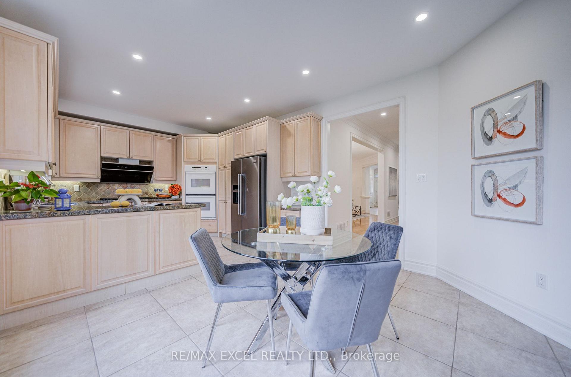 Photo 16 of 31 Pinewood Drive, Vaughan, Crestwood-Springfarm-Yorkhill — HOMEH