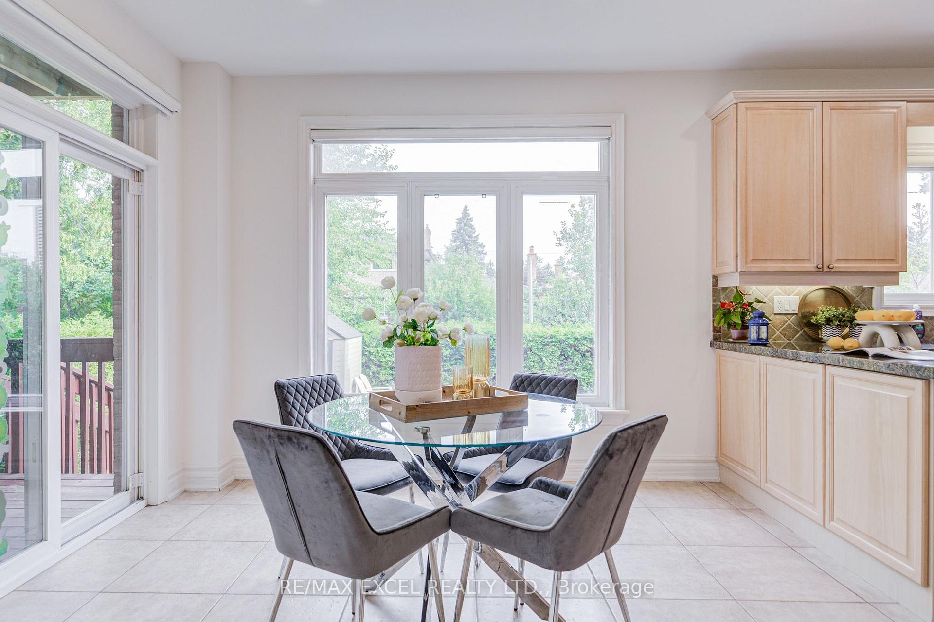 Photo 17 of 31 Pinewood Drive, Vaughan, Crestwood-Springfarm-Yorkhill — HOMEH