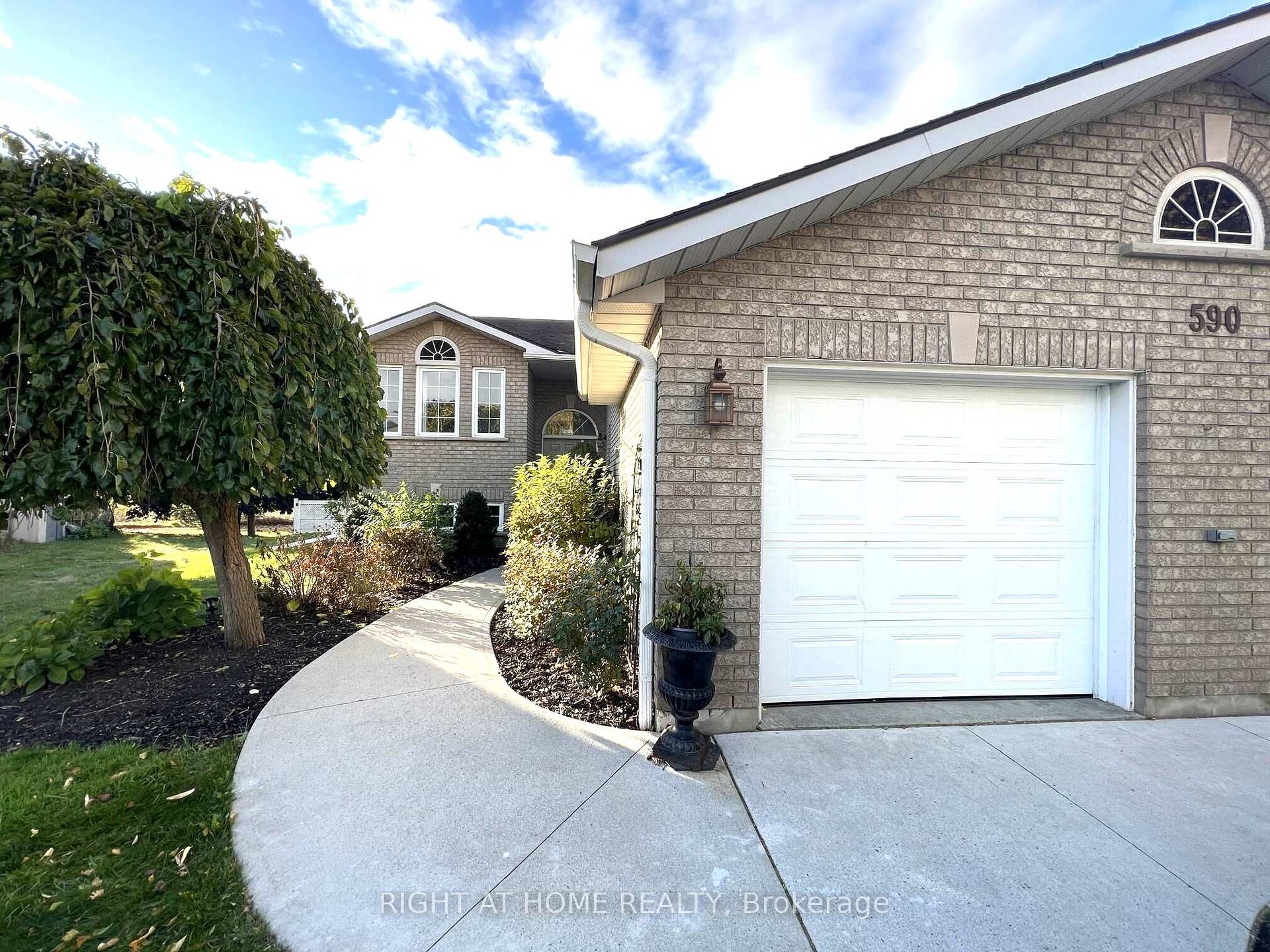 Photo 3 of 590 Arbour Crescent, Kingston, East Gardiners Rd — HOMEH
