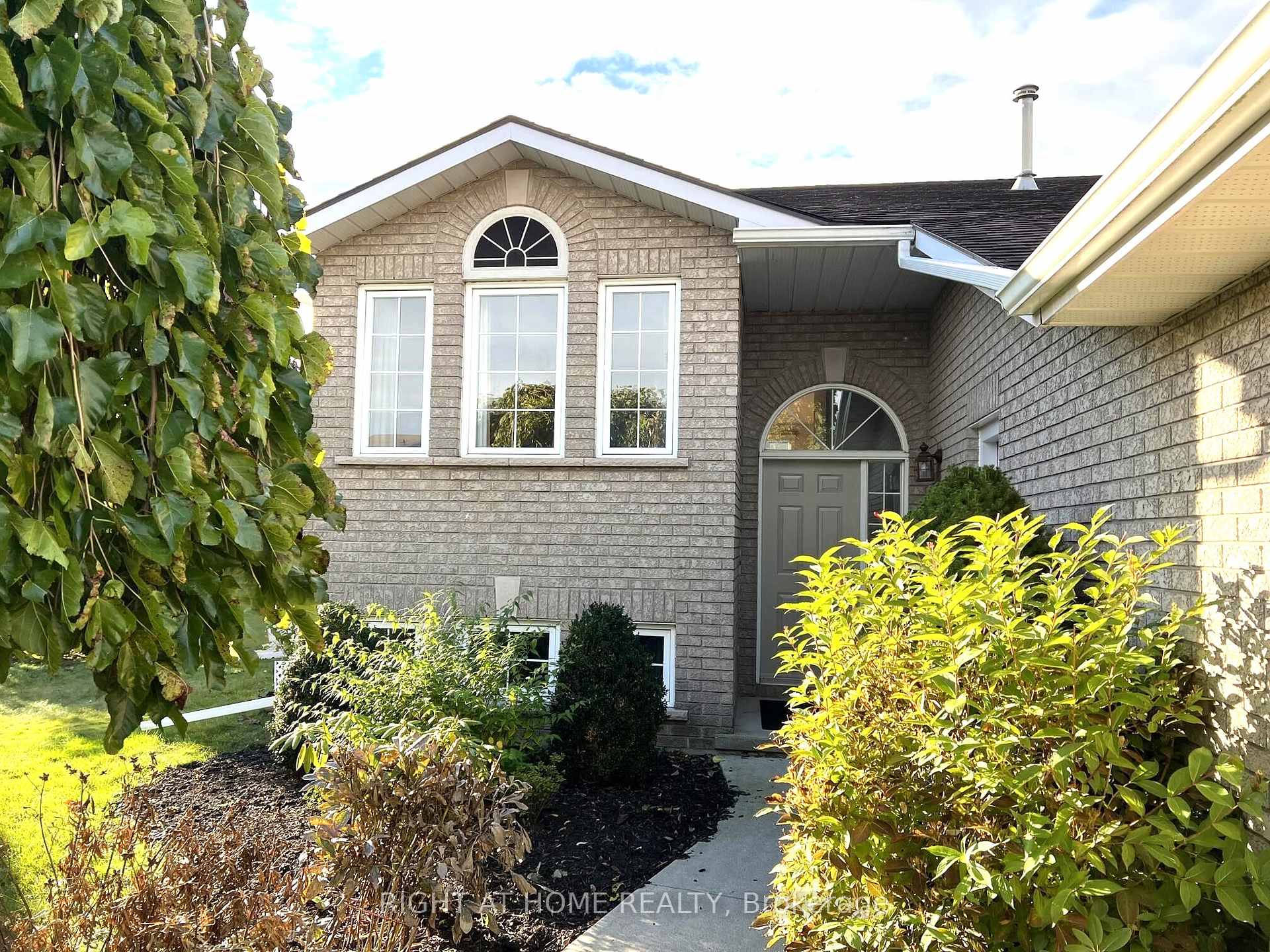Photo 4 of 590 Arbour Crescent, Kingston, East Gardiners Rd — HOMEH