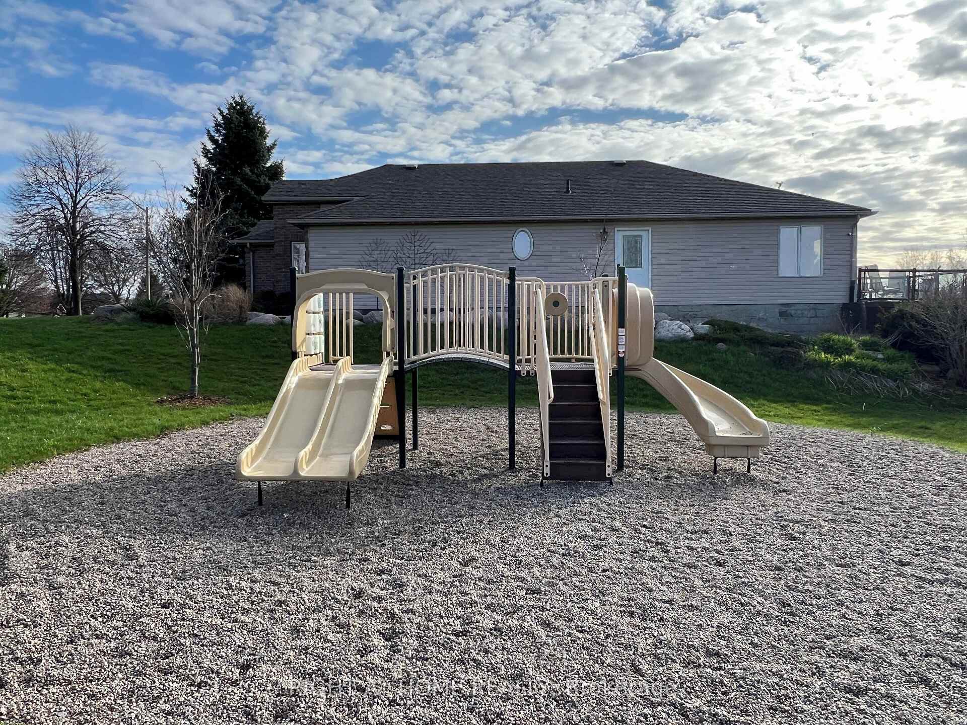 Photo 35 of 590 Arbour Crescent, Kingston, East Gardiners Rd — HOMEH