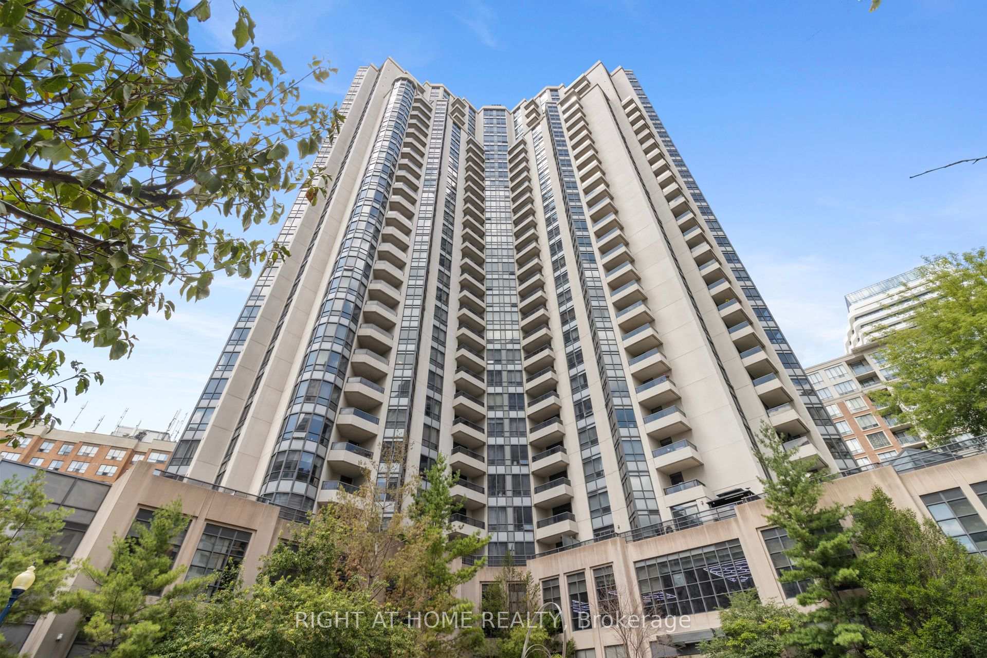 Photo 2 of Unit TH1, 500 Doris Avenue, North York, Willowdale East — HOMEH