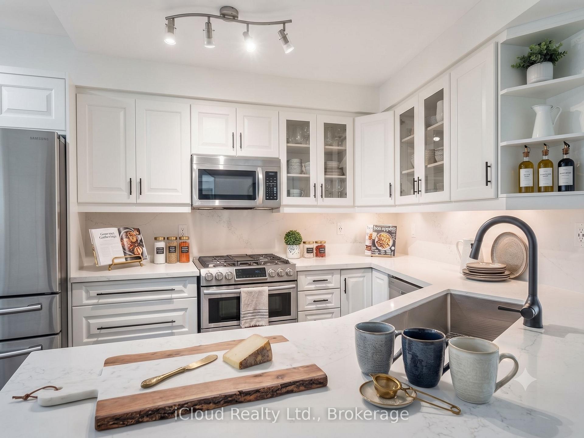 Photo 5 of 110 Glenashton Drive, Oakville, River Oaks — HOMEH