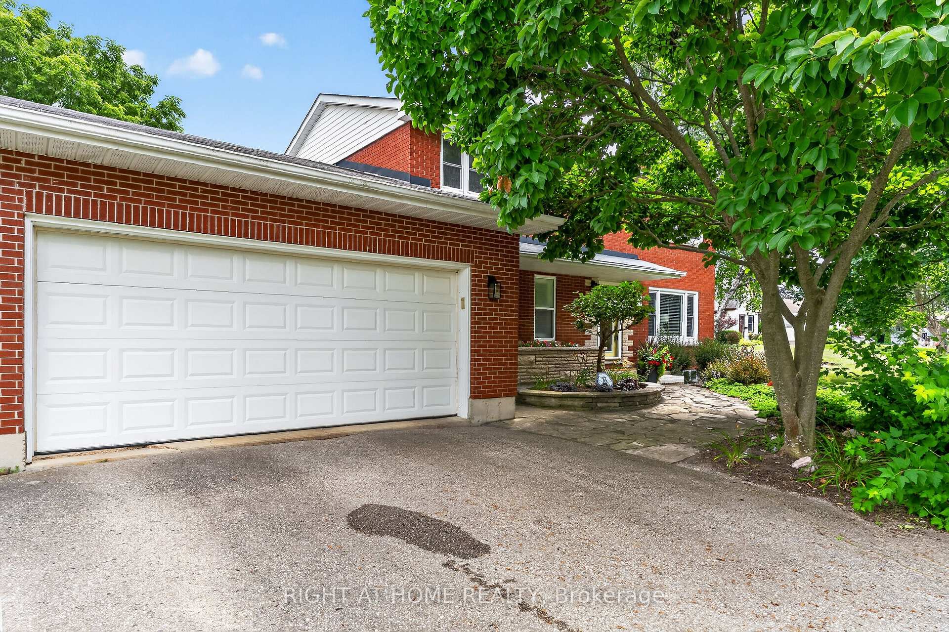 Photo 1 of 39 Park Avenue, St. Thomas — HOMEH