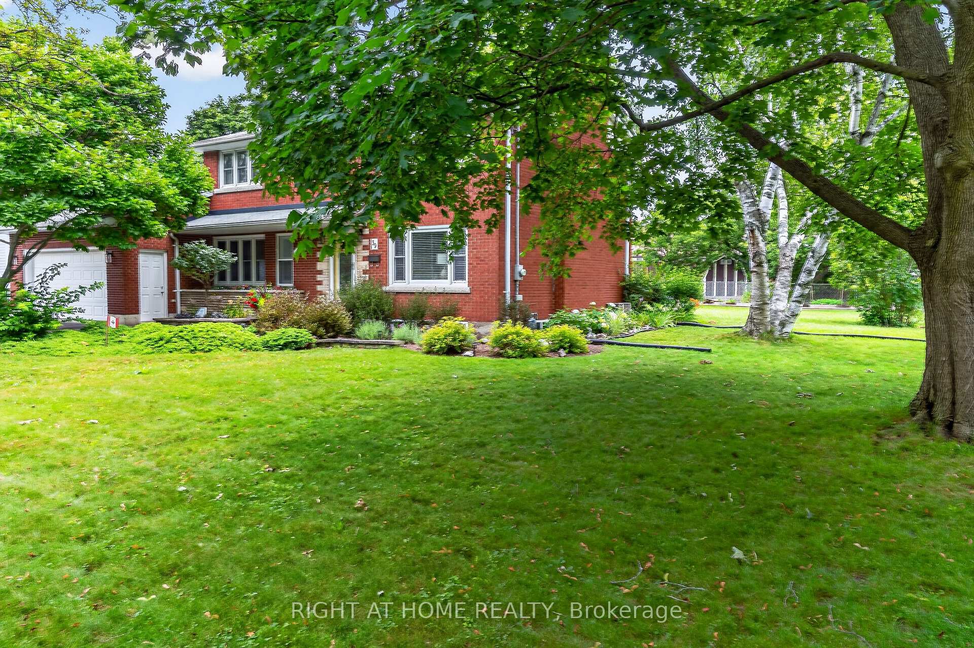 Photo 2 of 39 Park Avenue, St. Thomas — HOMEH
