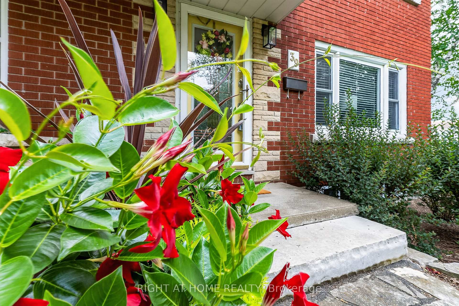 Photo 3 of 39 Park Avenue, St. Thomas — HOMEH