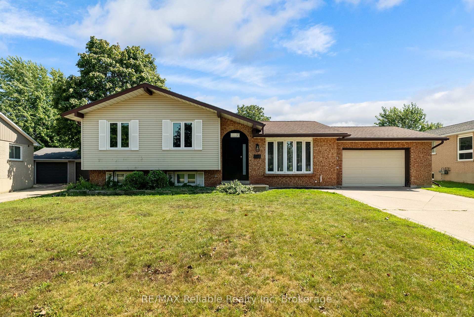 Photo 2 of 17 Suncoast Drive W, Goderich, Goderich (Town) — HOMEH