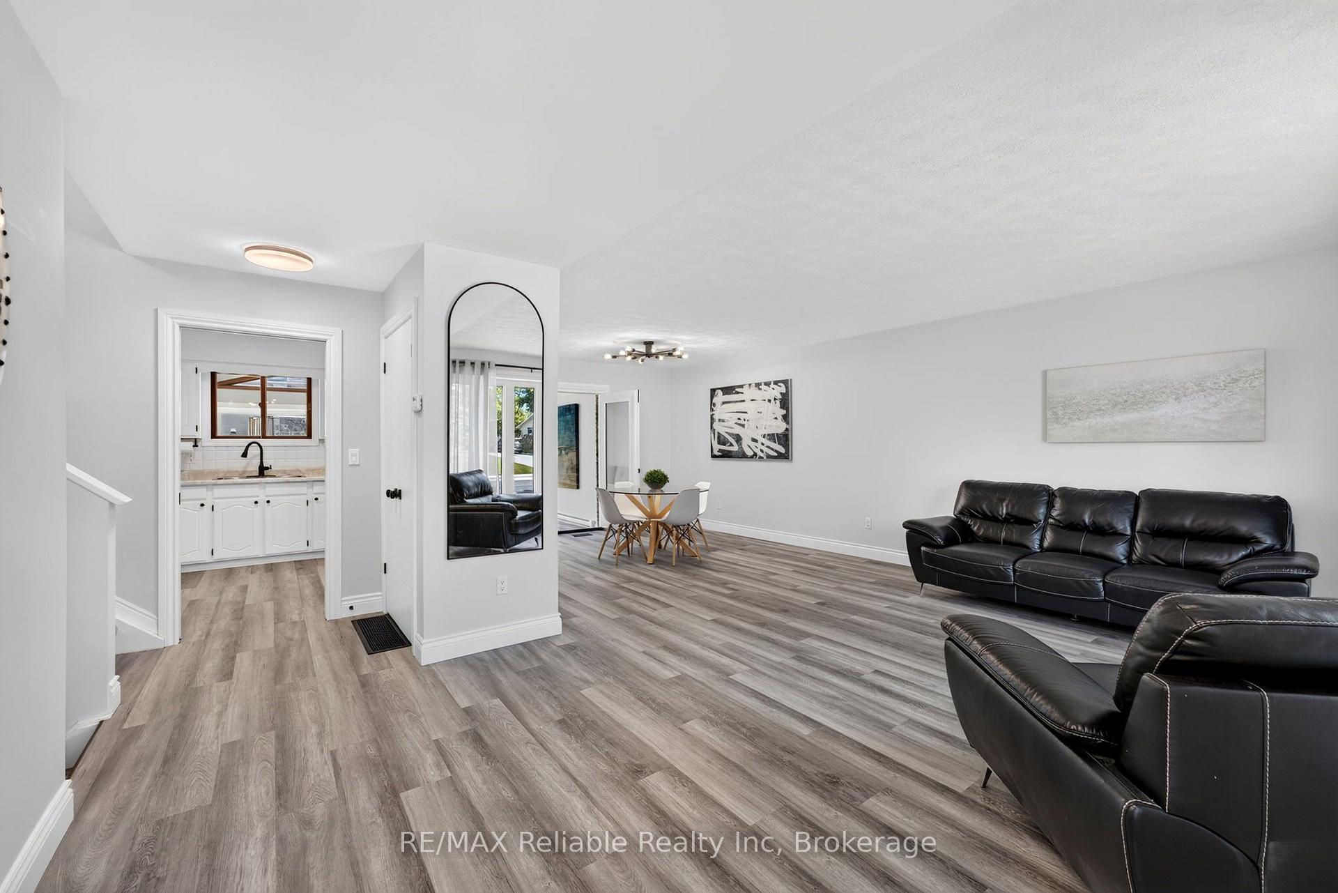 Photo 7 of 17 Suncoast Drive W, Goderich, Goderich (Town) — HOMEH