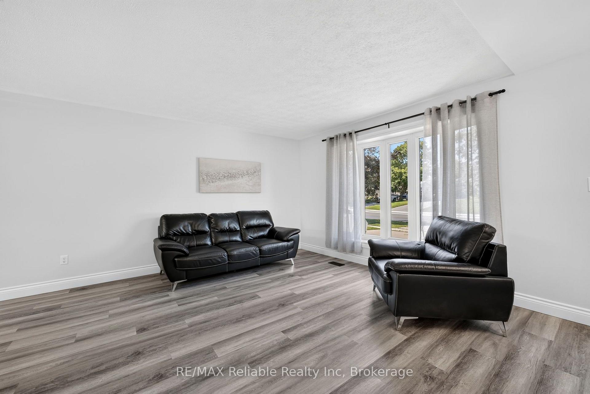 Photo 8 of 17 Suncoast Drive W, Goderich, Goderich (Town) — HOMEH