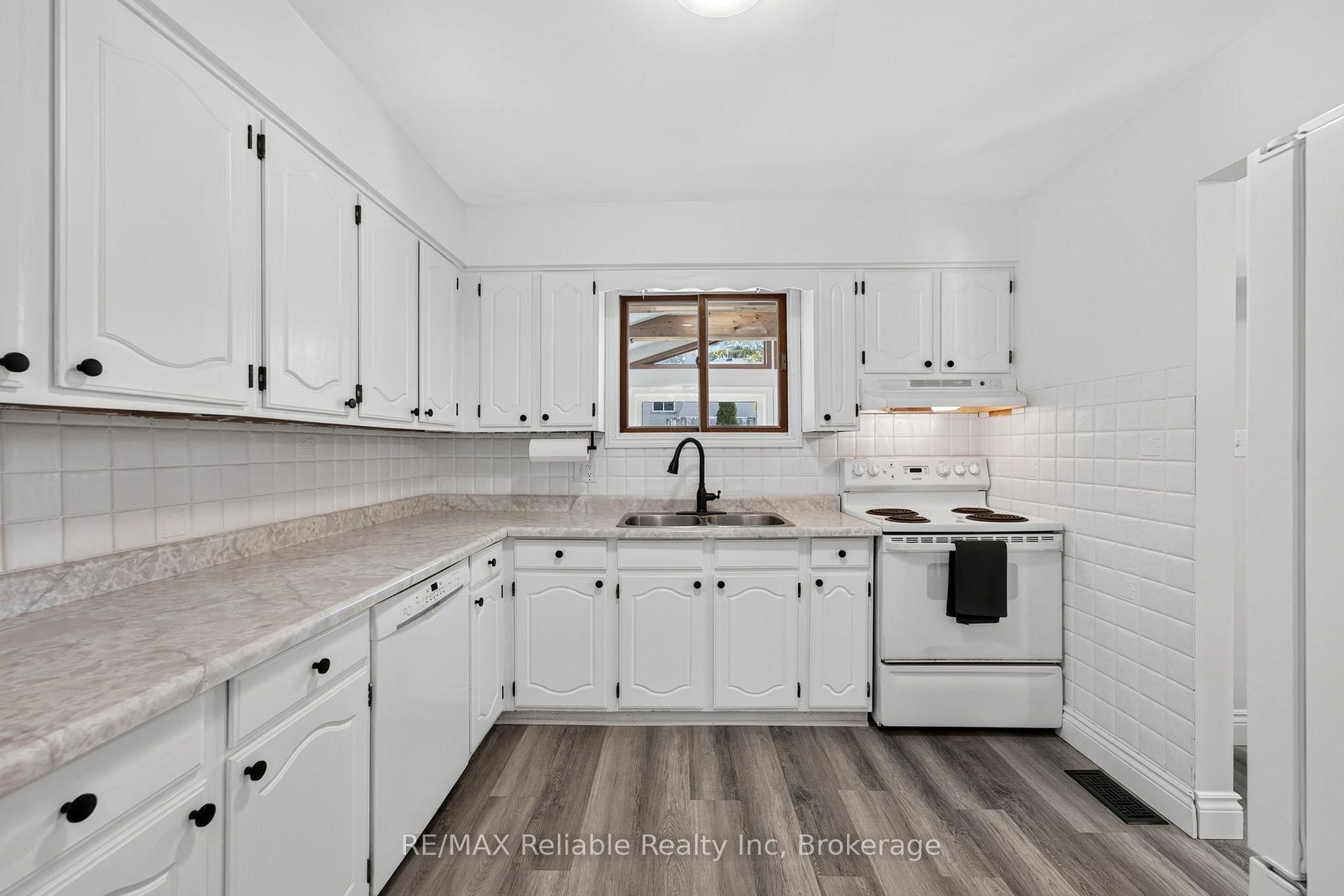 Photo 14 of 17 Suncoast Drive W, Goderich, Goderich (Town) — HOMEH