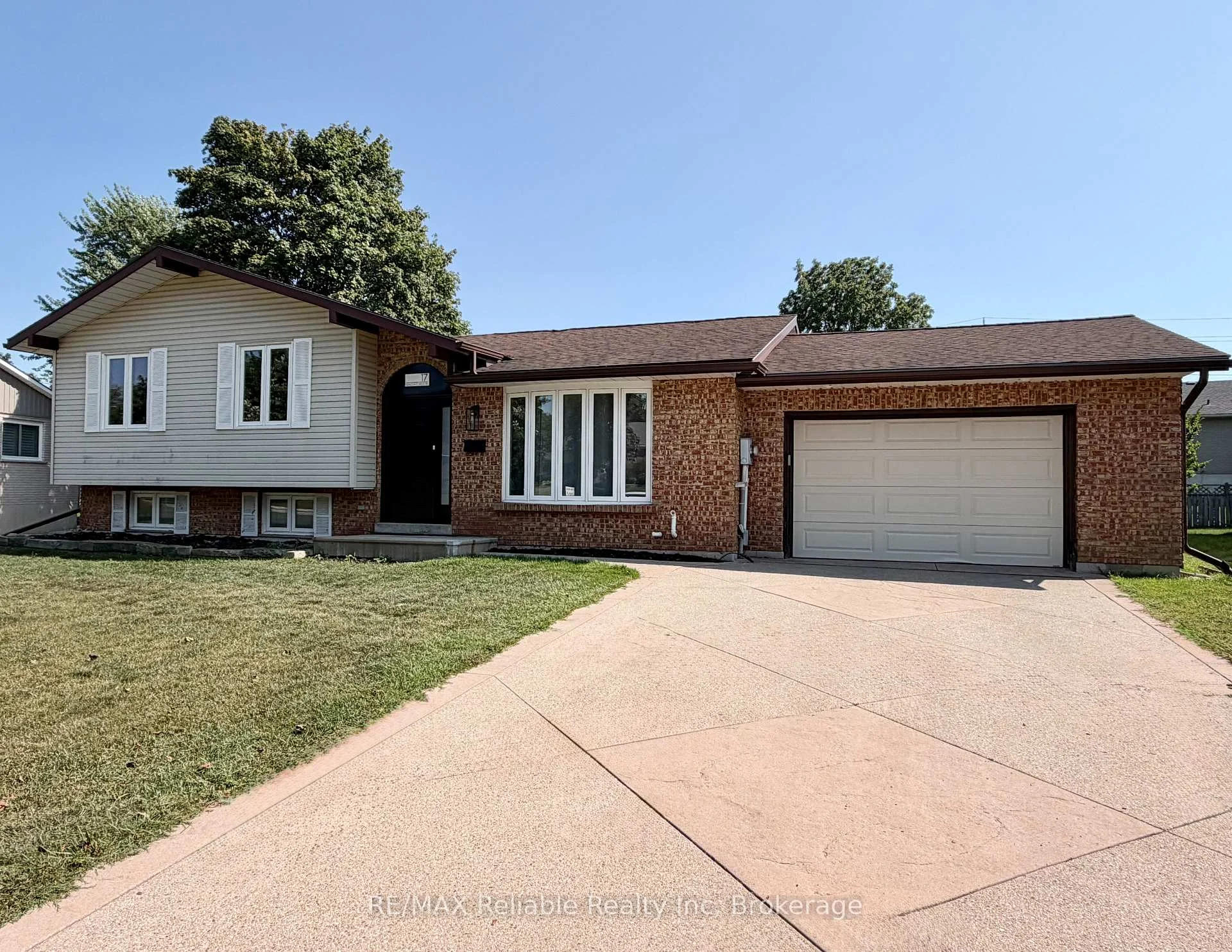 Photo 3 of 17 Suncoast Drive W, Goderich, Goderich (Town) — HOMEH