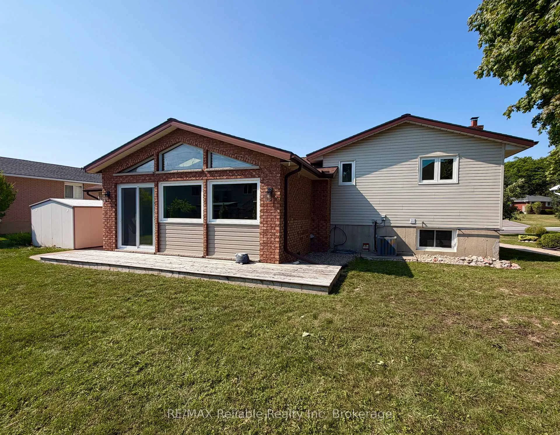 Photo 41 of 17 Suncoast Drive W, Goderich, Goderich (Town) — HOMEH