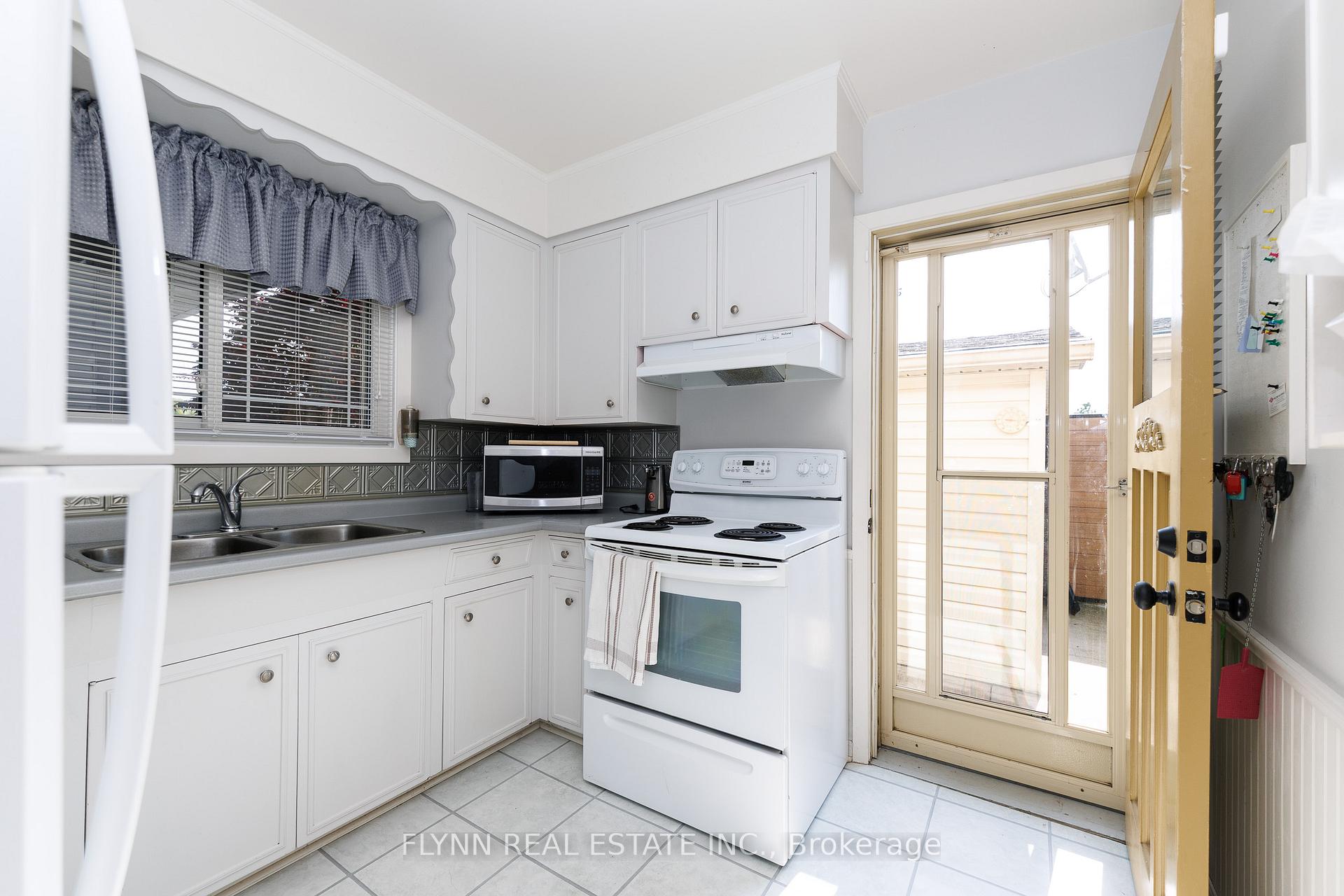 Photo 10 of 8968 Banting Avenue, Niagara Falls, Chippawa — HOMEH