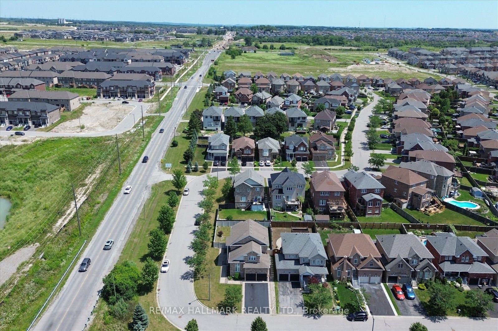 Photo 52 of 824 Black Cherry Drive, Oshawa, Taunton — HOMEH