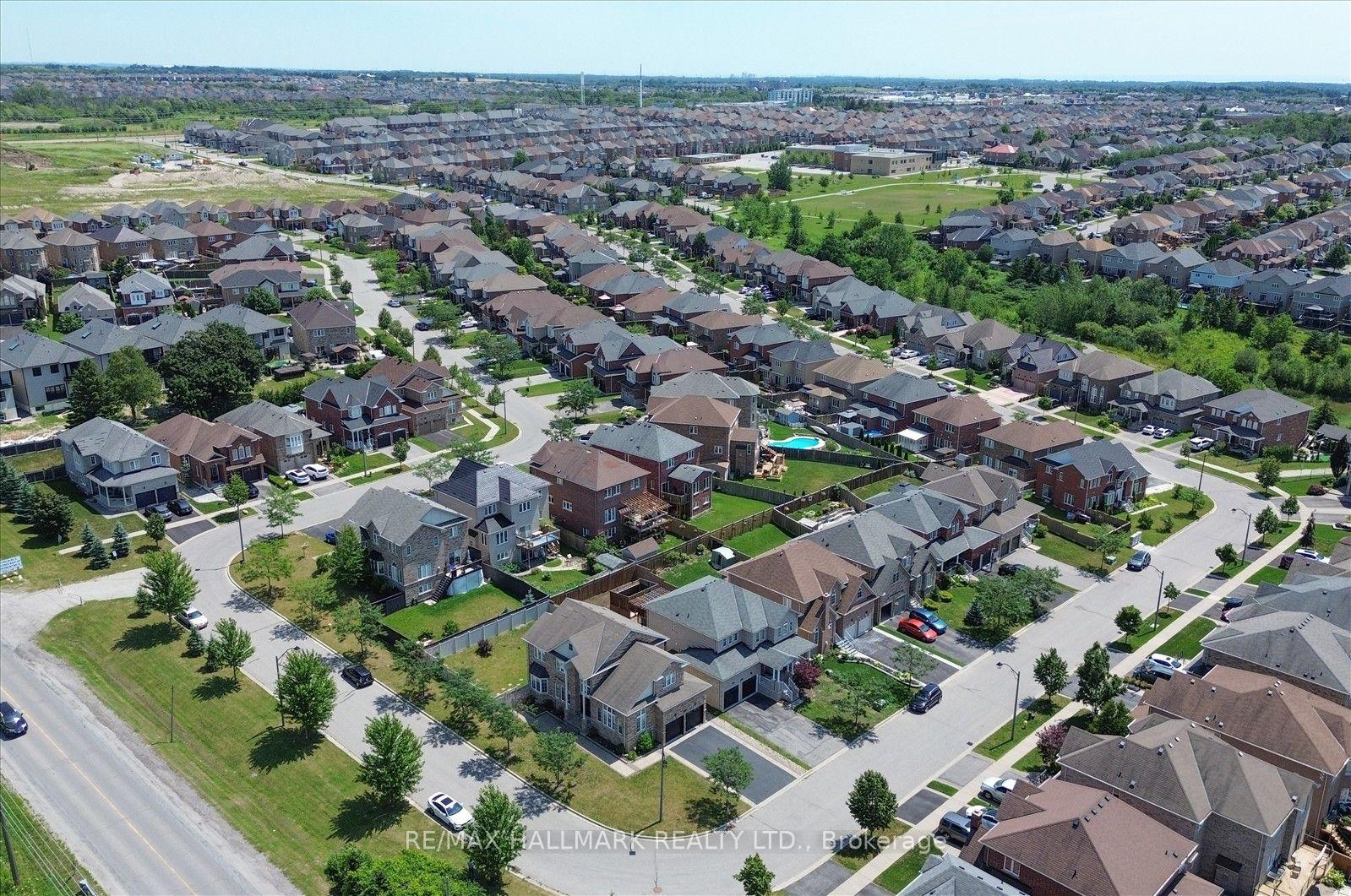 Photo 47 of 824 Black Cherry Drive, Oshawa, Taunton — HOMEH