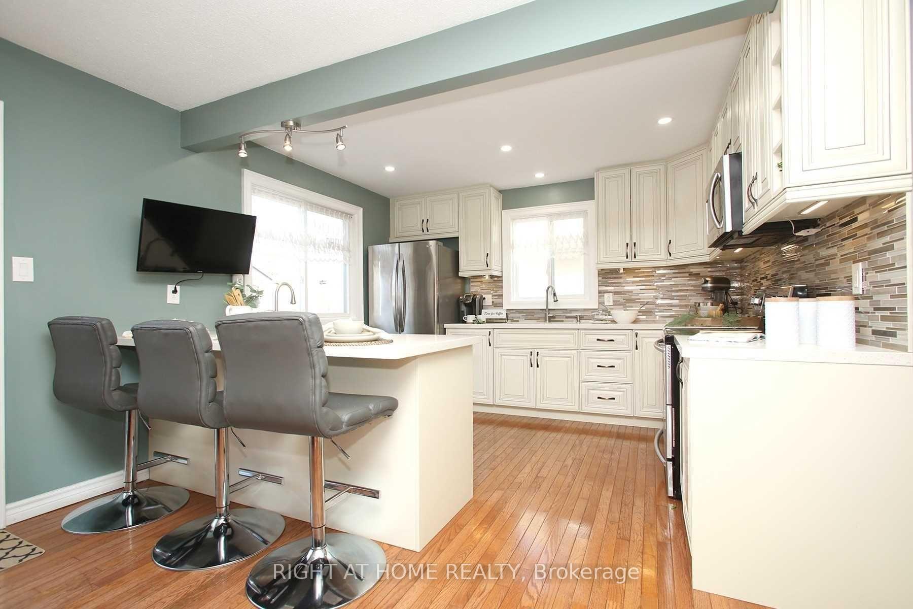 Photo 3 of 653 Dorchester Drive, Oshawa, Vanier — HOMEH