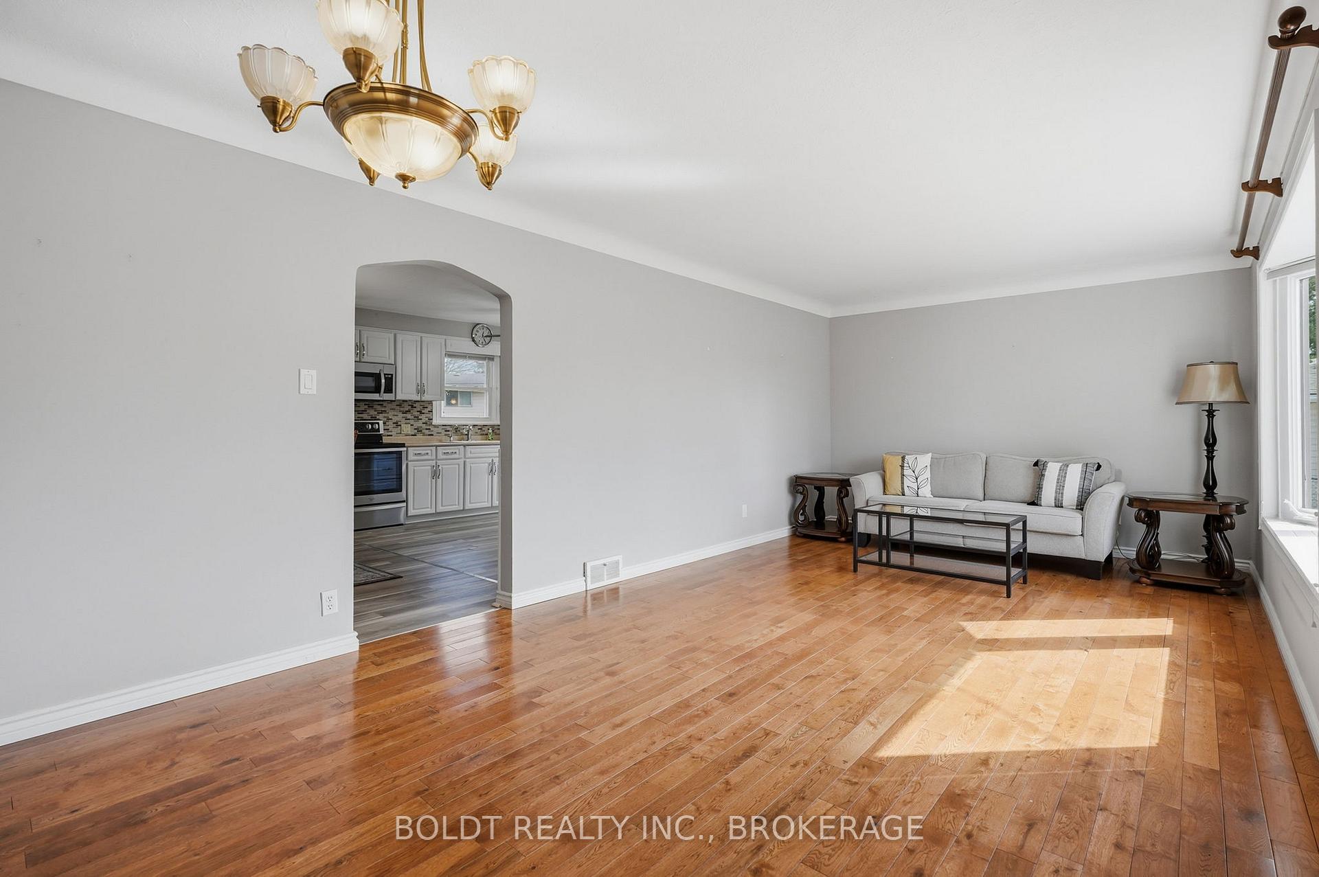 Photo 12 of 16 Grammar Avenue, St. Catharines, Vine/Linwell — HOMEH