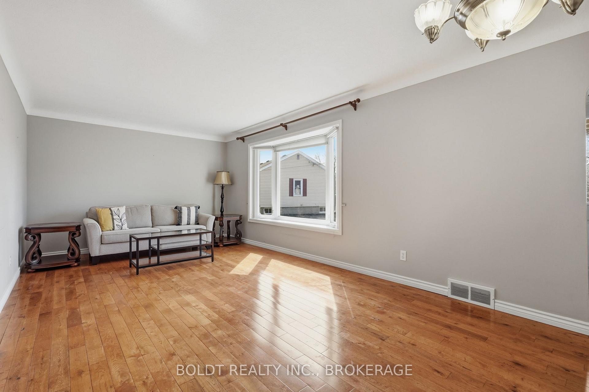 Photo 13 of 16 Grammar Avenue, St. Catharines, Vine/Linwell — HOMEH