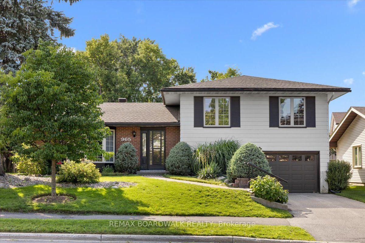 Front of 965 Cahill Drive W