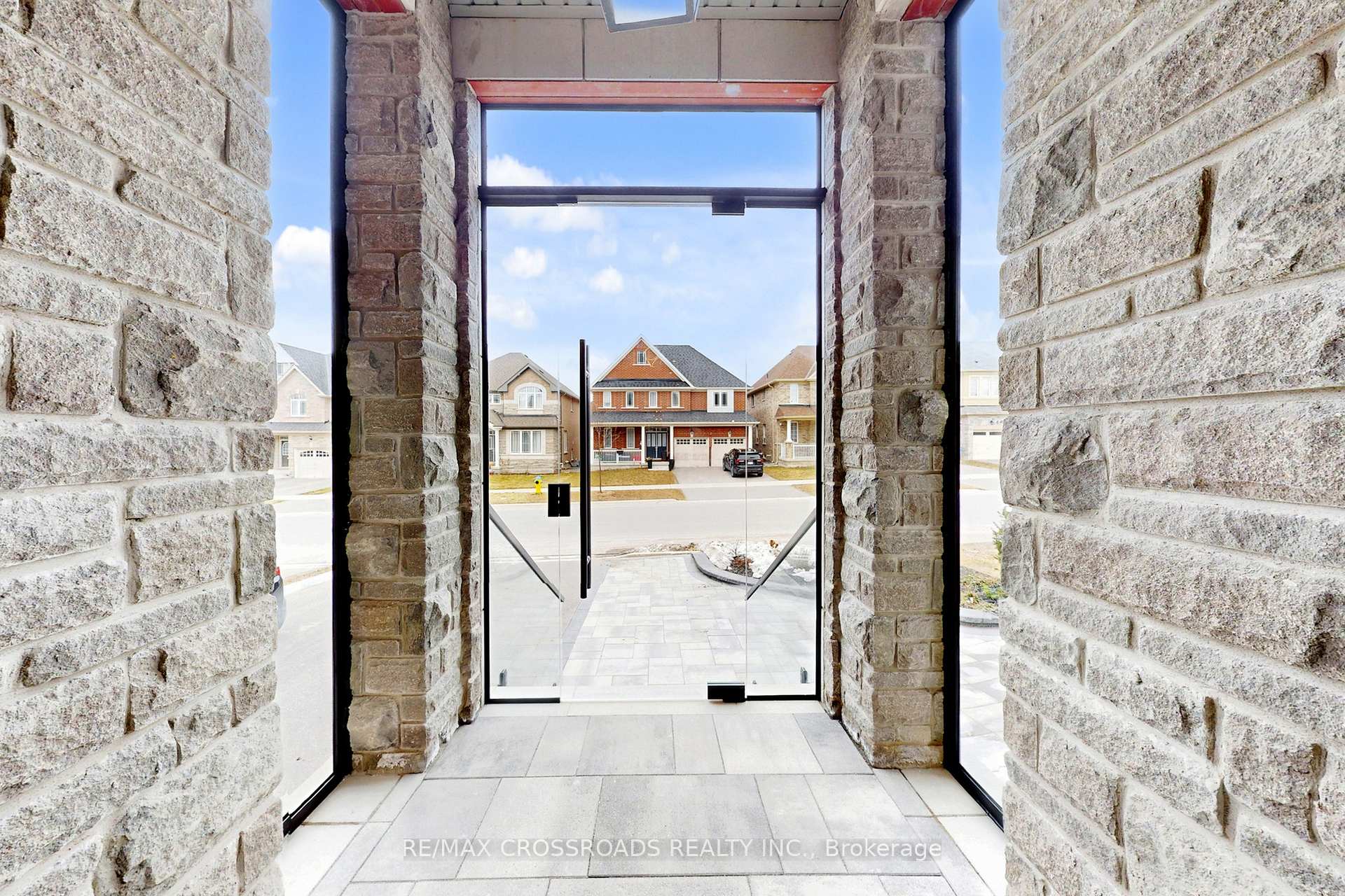 Photo 3 of 9 Kingknoll Crescent, Georgina, Keswick South — HOMEH