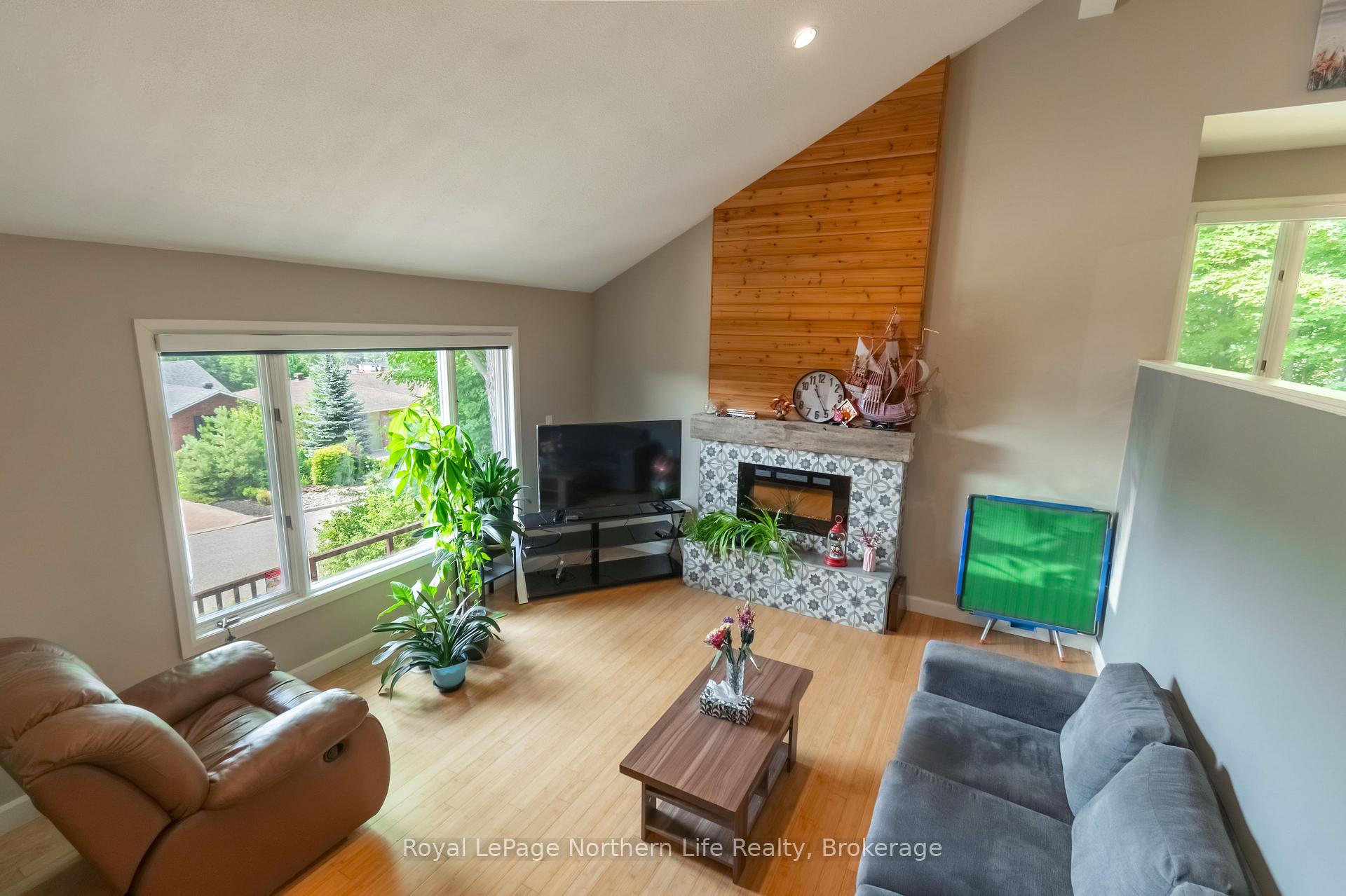 Photo 8 of 40 Ellendale Drive, North Bay, Widdifield — HOMEH