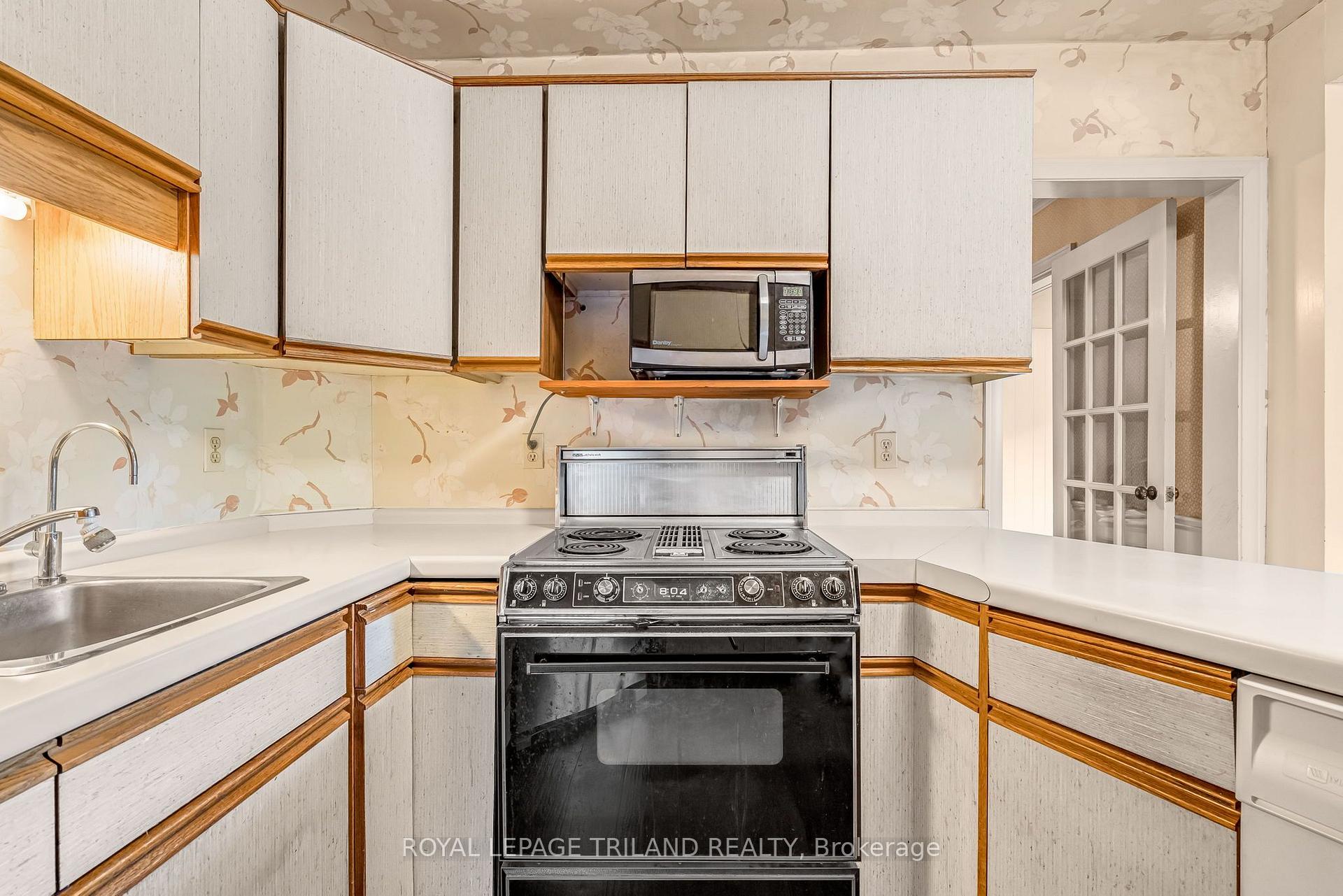 Photo 17 of 463 Riverside Drive, London, North P — HOMEH
