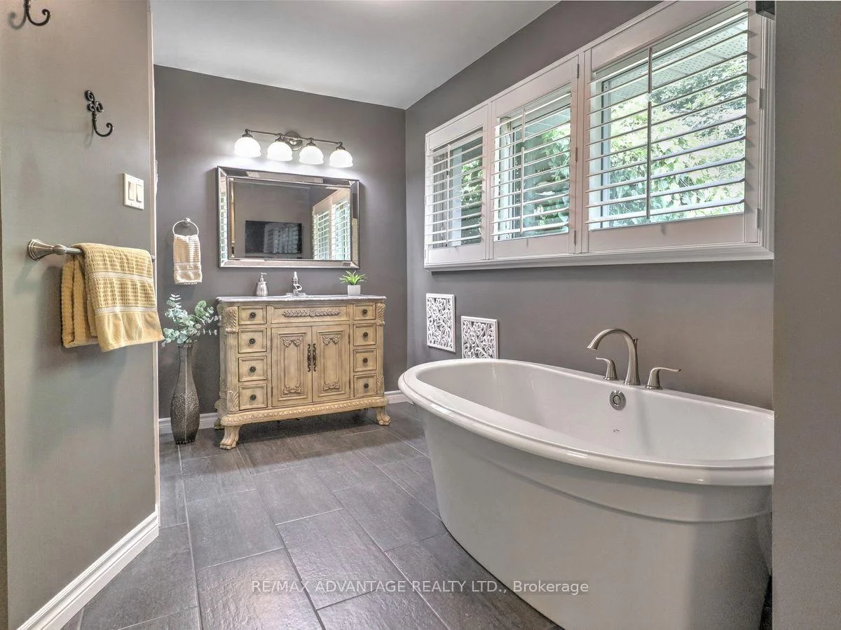 Photo 72 of 467 Jellicoe Crescent, London, South K — HOMEH